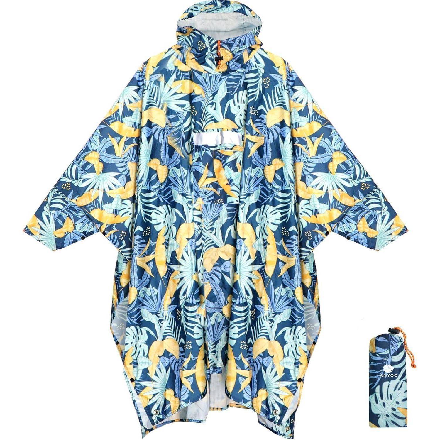 Ein blau-gelber Regenponcho mit tropischem Muster und Kapuze, zusammen mit seiner kompakten Transporttasche präsentiert.