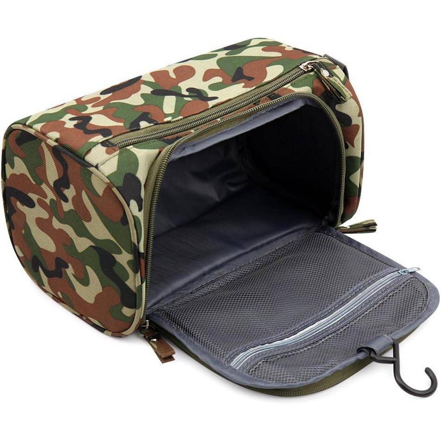 Kulturtasche mit Camouflage-Muster, mit einem Reißverschluss-Hauptfach und einem Aufhängehaken, geöffnet, um die innere Netztasche zur Aufbewahrung zu zeigen.