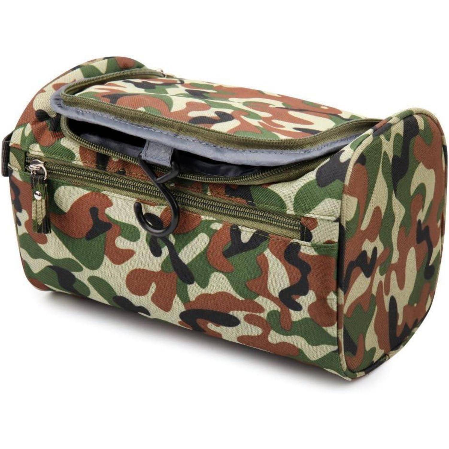 Kulturtasche mit Tarnmuster und Reißverschluss-Fächern liegt auf einem weißen Hintergrund.