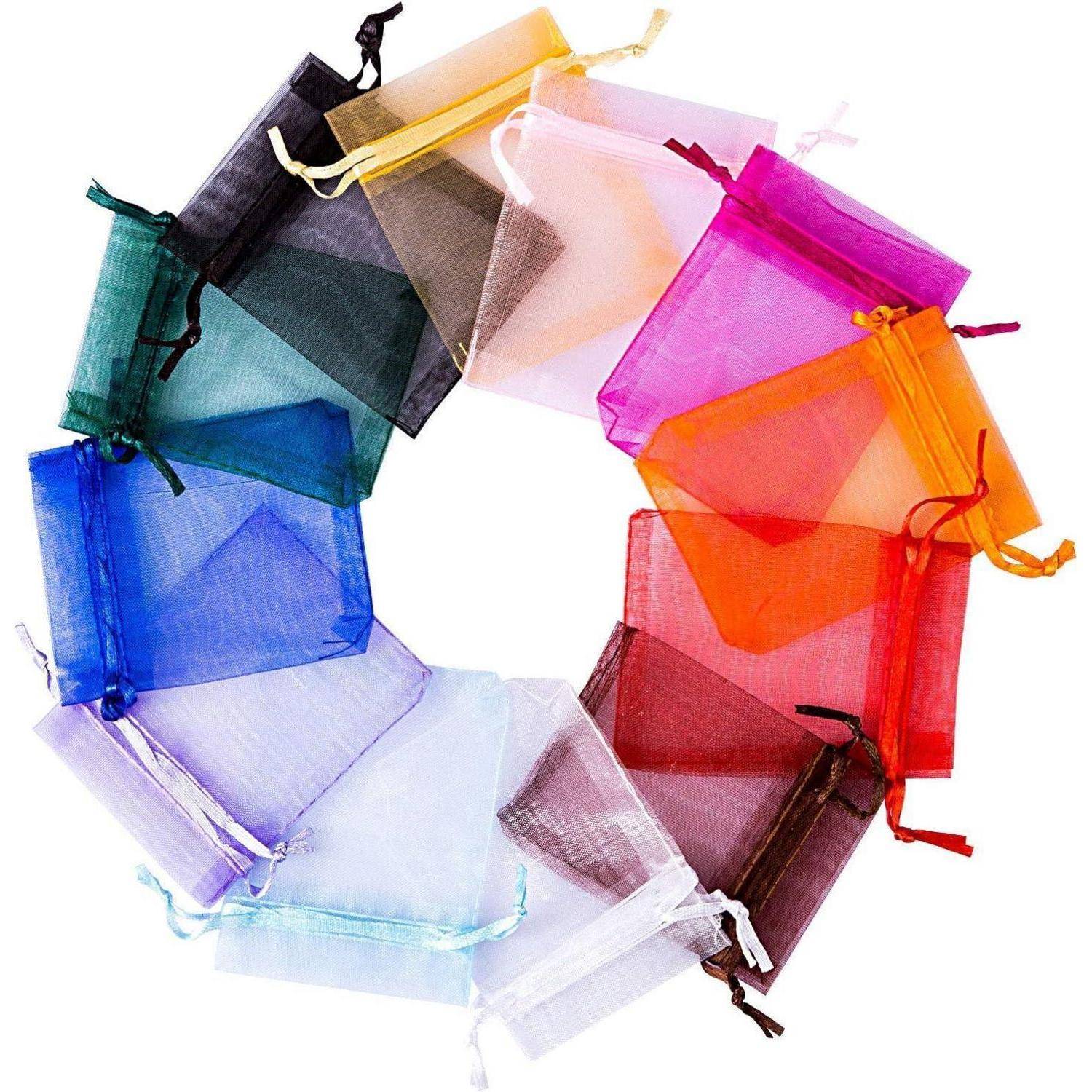 Ein Kreis aus bunten Organza-Beuteln in verschiedenen Schattierungen, jeder mit einer Kordelzugverschließung.