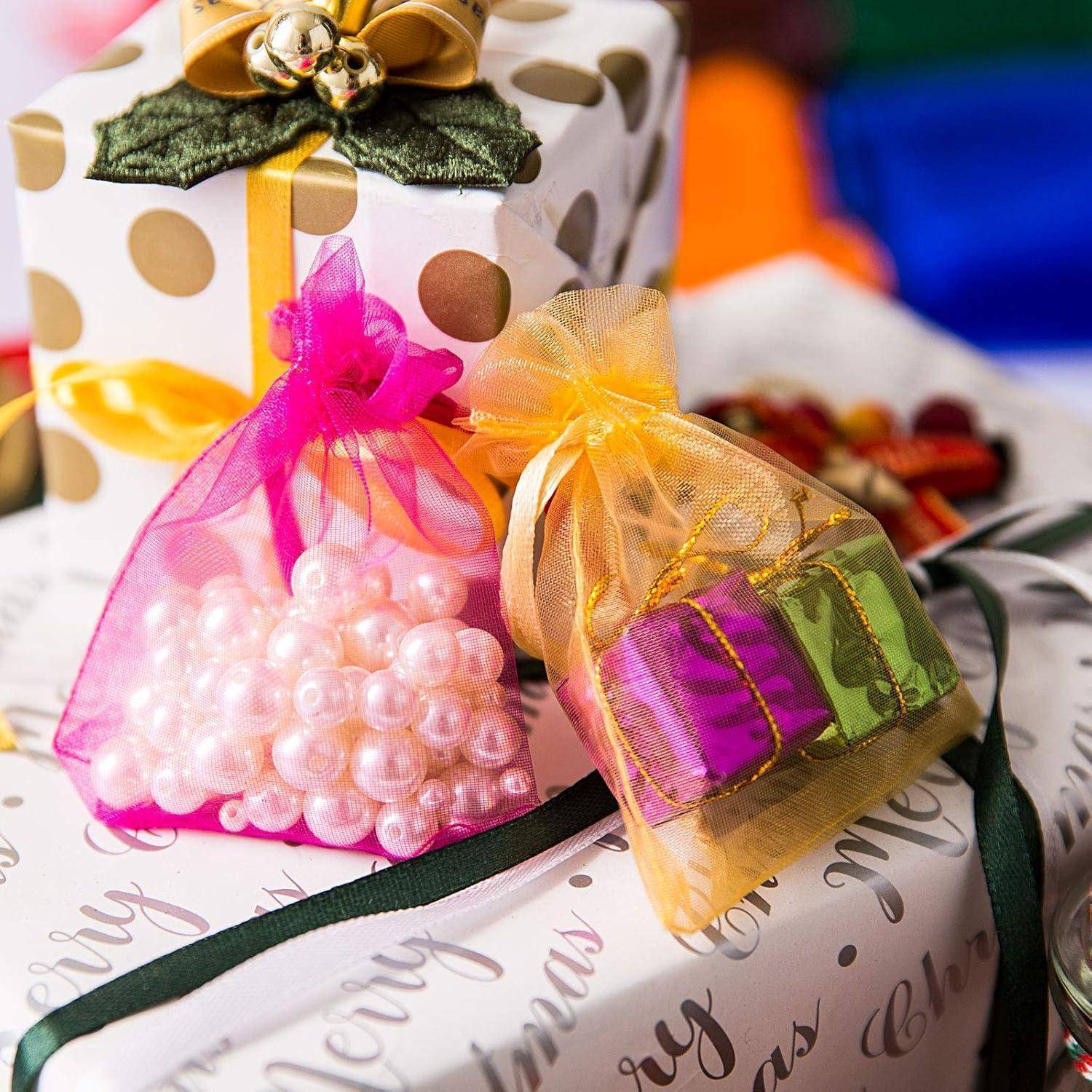 Geschenkkartons, in festliches Papier gehüllt, mit Bändern verziert und dekoriert mit bunten Netztaschen, die Perlen und kleine verpackte Geschenke enthalten.