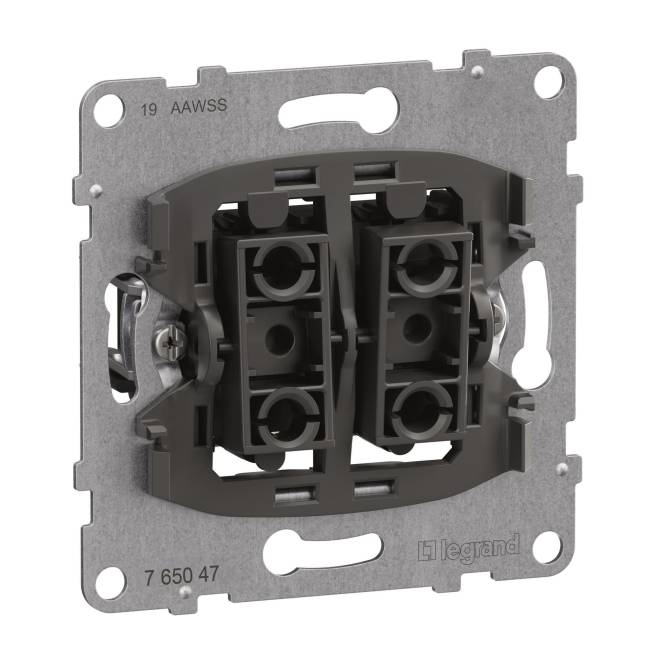 Ein graues elektrisches Schaltgehäuse von Legrand mit Doppelkomponenten, ausgelegt für Montage und Verkabelung.