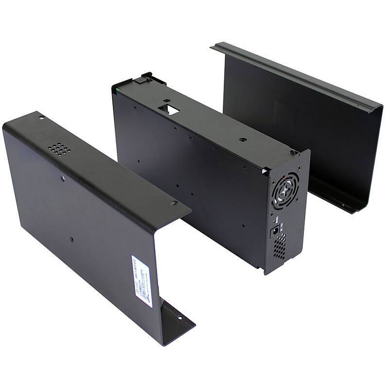 Ein schwarzes Metallgehäuse mit einer abnehmbaren Seitenwand und einem Lüfter an einem Ende, geeignet zum Schutz von elektronischen Komponenten oder Hardware.