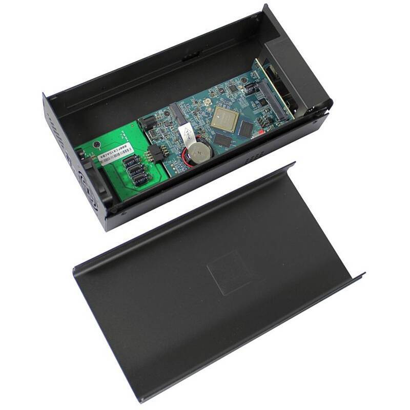 Eine kleine elektronische Leiterplatte mit verschiedenen Komponenten liegt in einem teilweise geöffneten schwarzen rechteckigen Metallgehäuse.