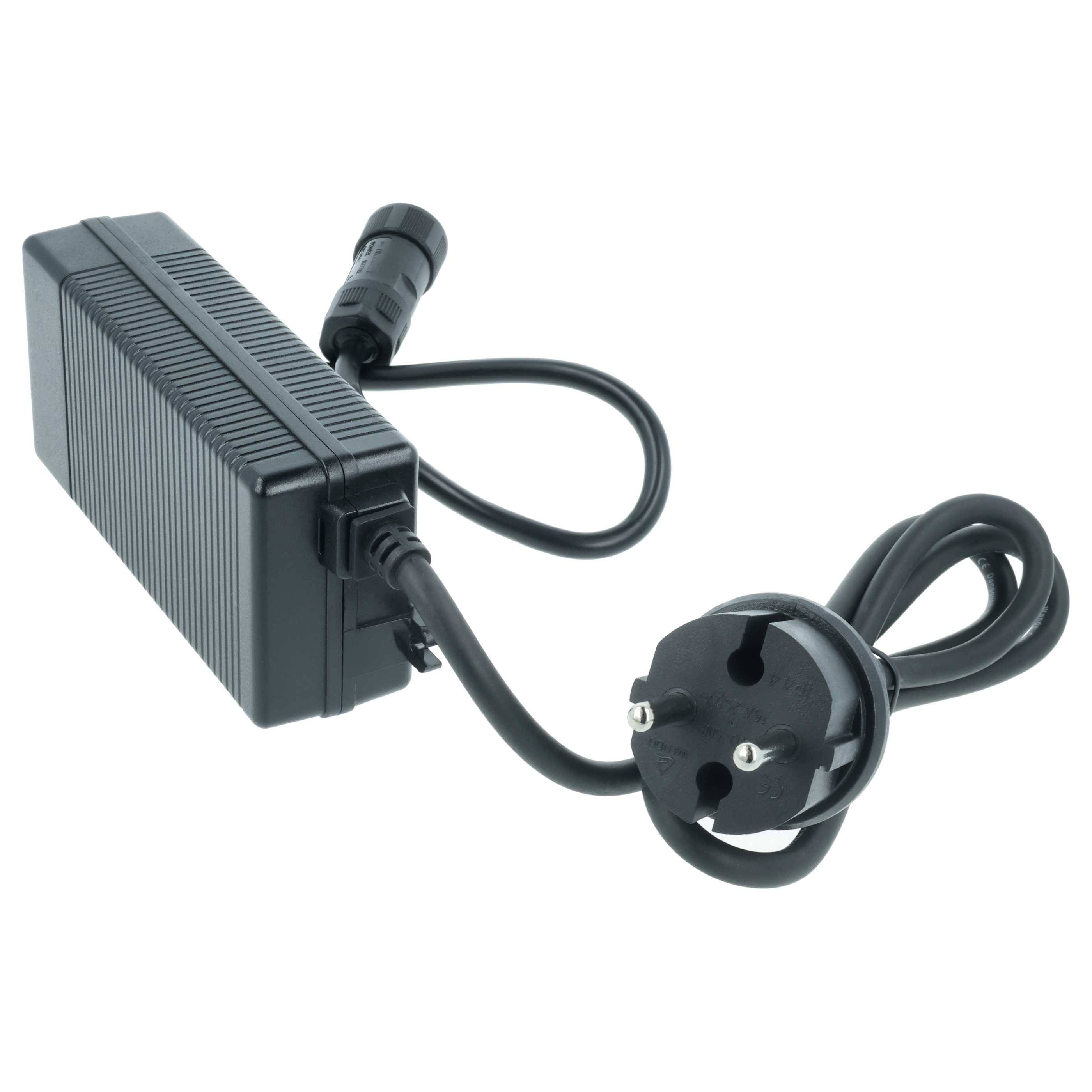 Ein schwarzer Netzteil mit einem europäischen Stecker und einem zurückgeschlungenen Kabel.