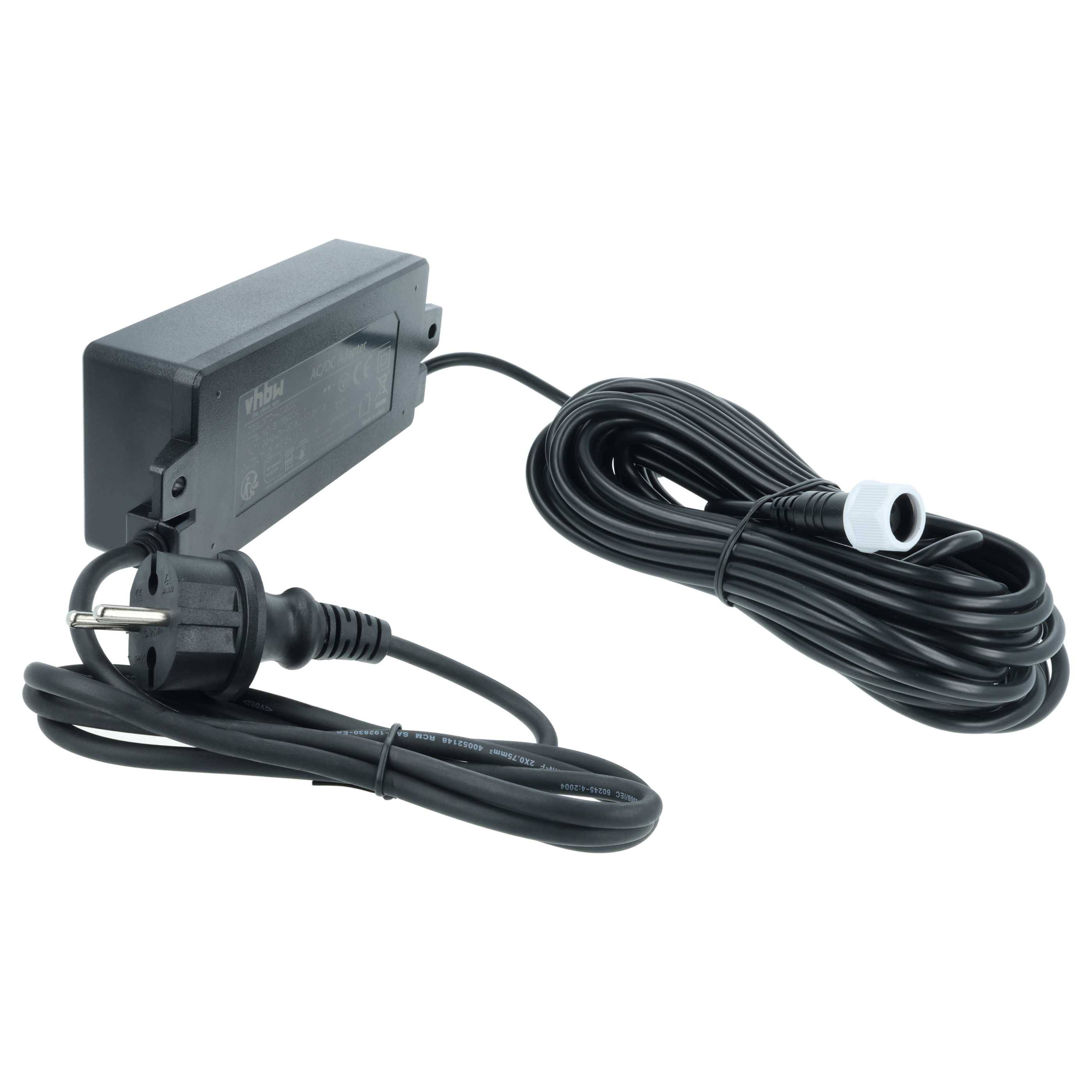 Ein schwarzes Netzteil mit einem langen Kabel und einem Standard-Stecker, entwickelt für elektronische Geräte, wird vor einem weißen Hintergrund dargestellt.
