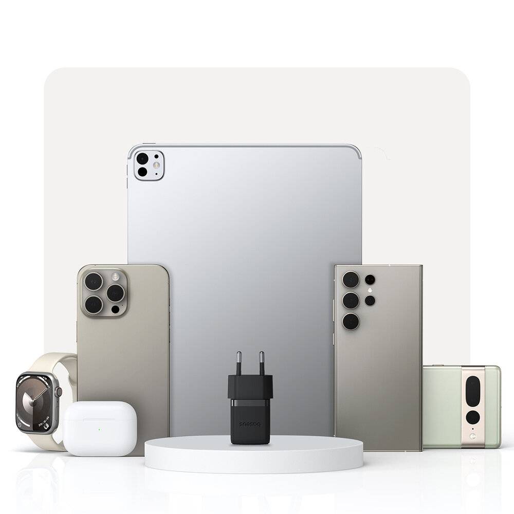 Eine Sammlung elektronischer Geräte, darunter Smartphones, ein Tablet, Kopfhörer und Smartwatches, die auf einer weißen Plattform präsentiert werden.