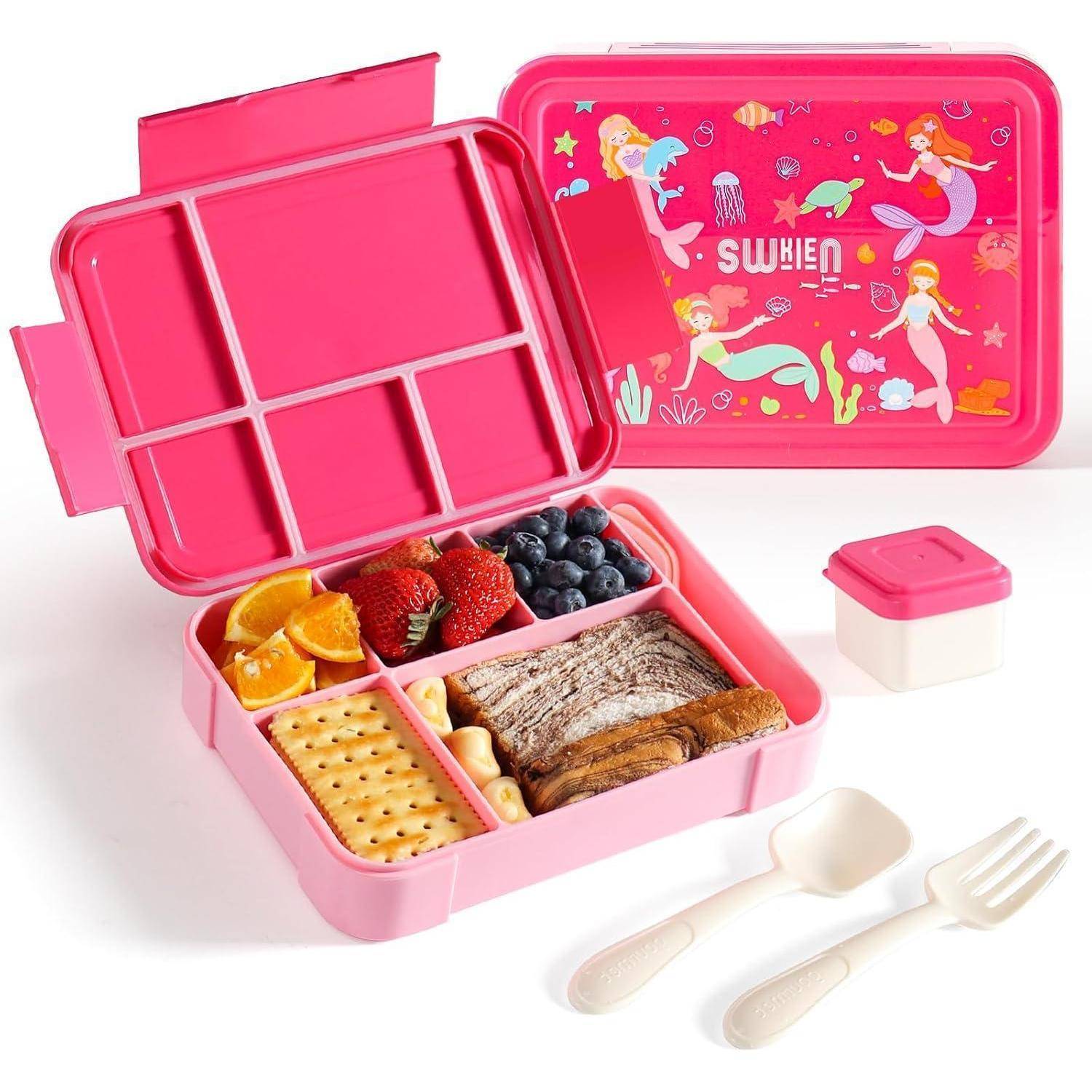 Rosa Brotdose mit Fächern, die Cracker, Orangen, Erdbeeren, Blaubeeren, ein Sandwich und einen kleineren Behälter enthalten. Der Deckel ist mit Meerjungfrauen-Designs verziert.