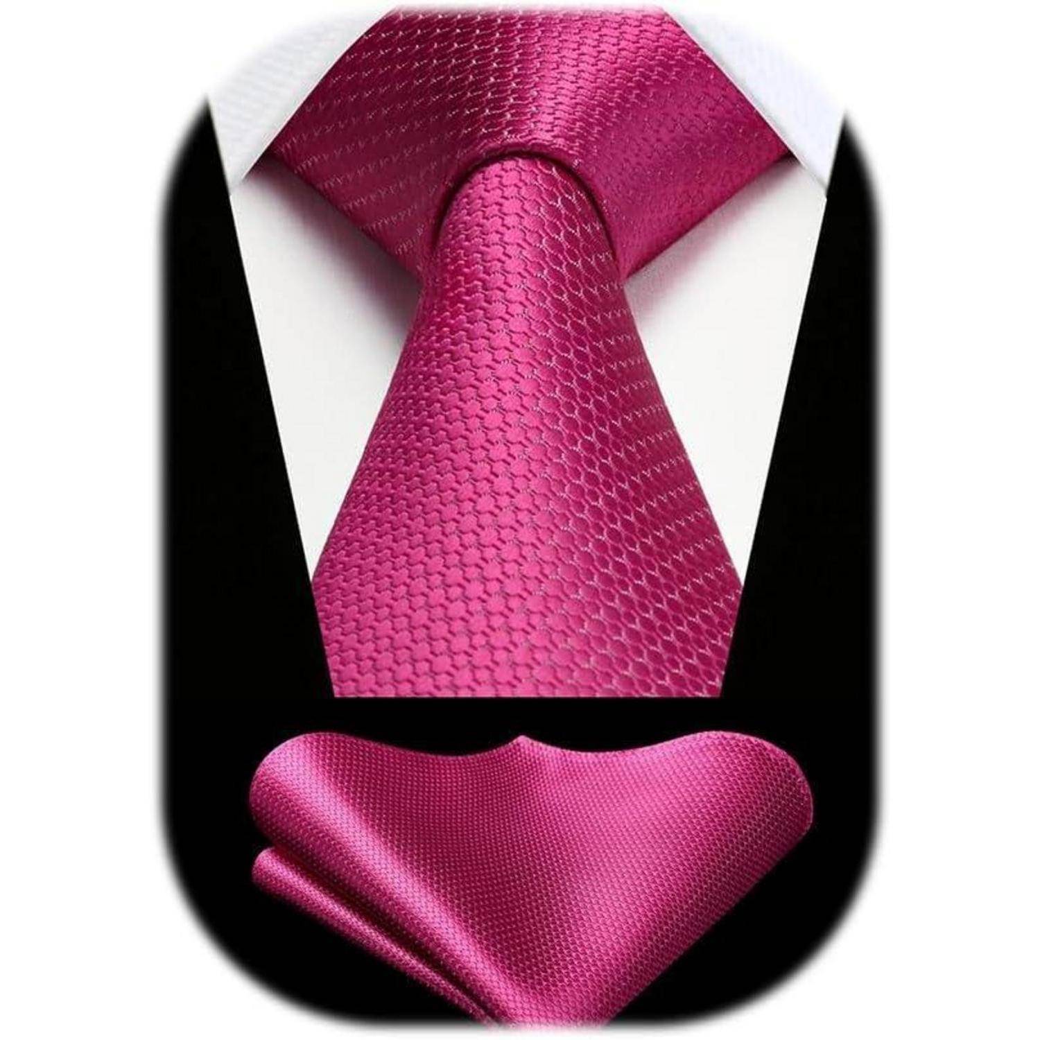 Eine rosa strukturierte Krawatte und ein passendes Einstecktuch vor einem weißen Hemd und schwarzem Hintergrund.