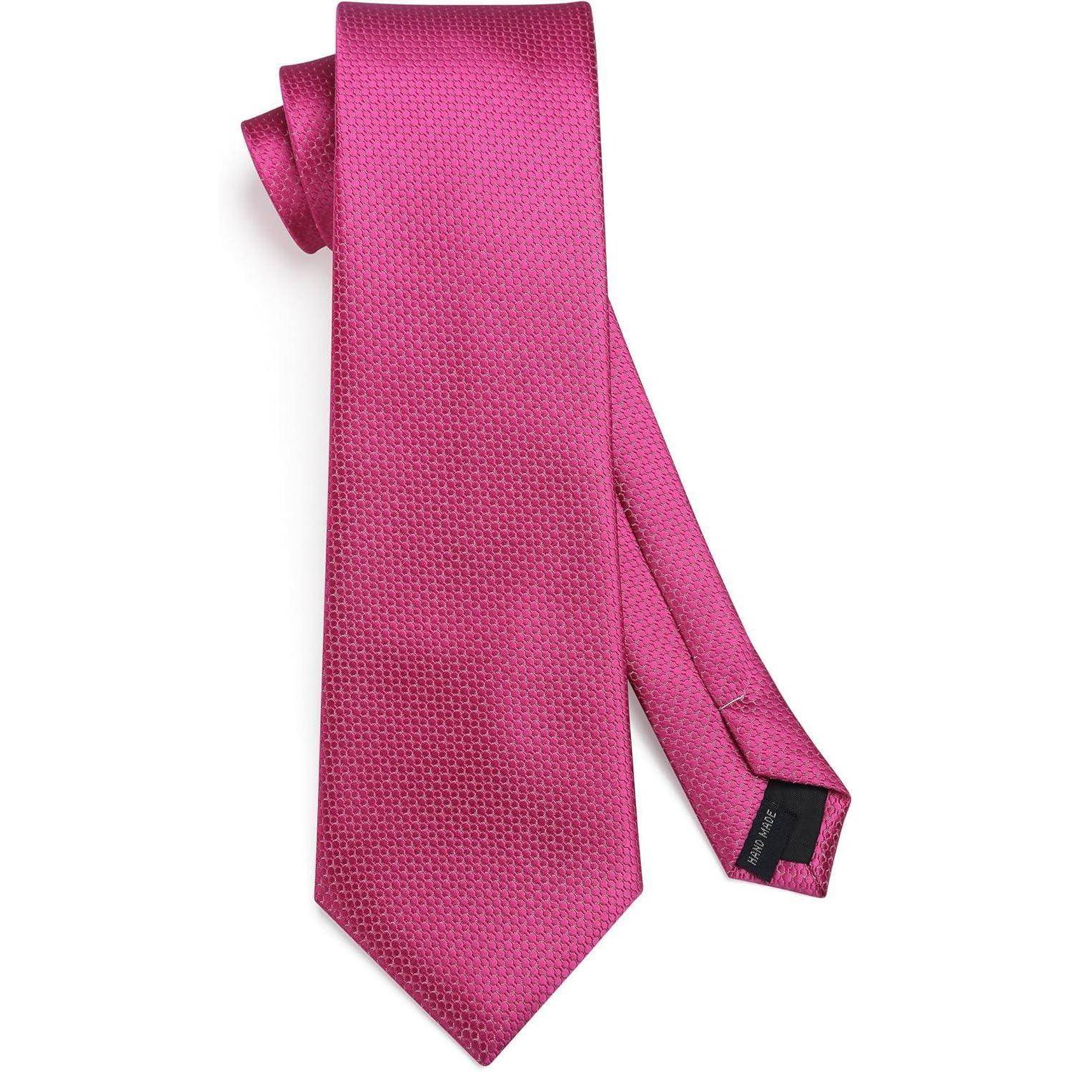 Eine lebendige rosa Krawatte für Männer mit einem dezenten Sechseckenmuster, ordentlich gefaltet mit einem sichtbaren schwarzen Etikett an einem Ende.