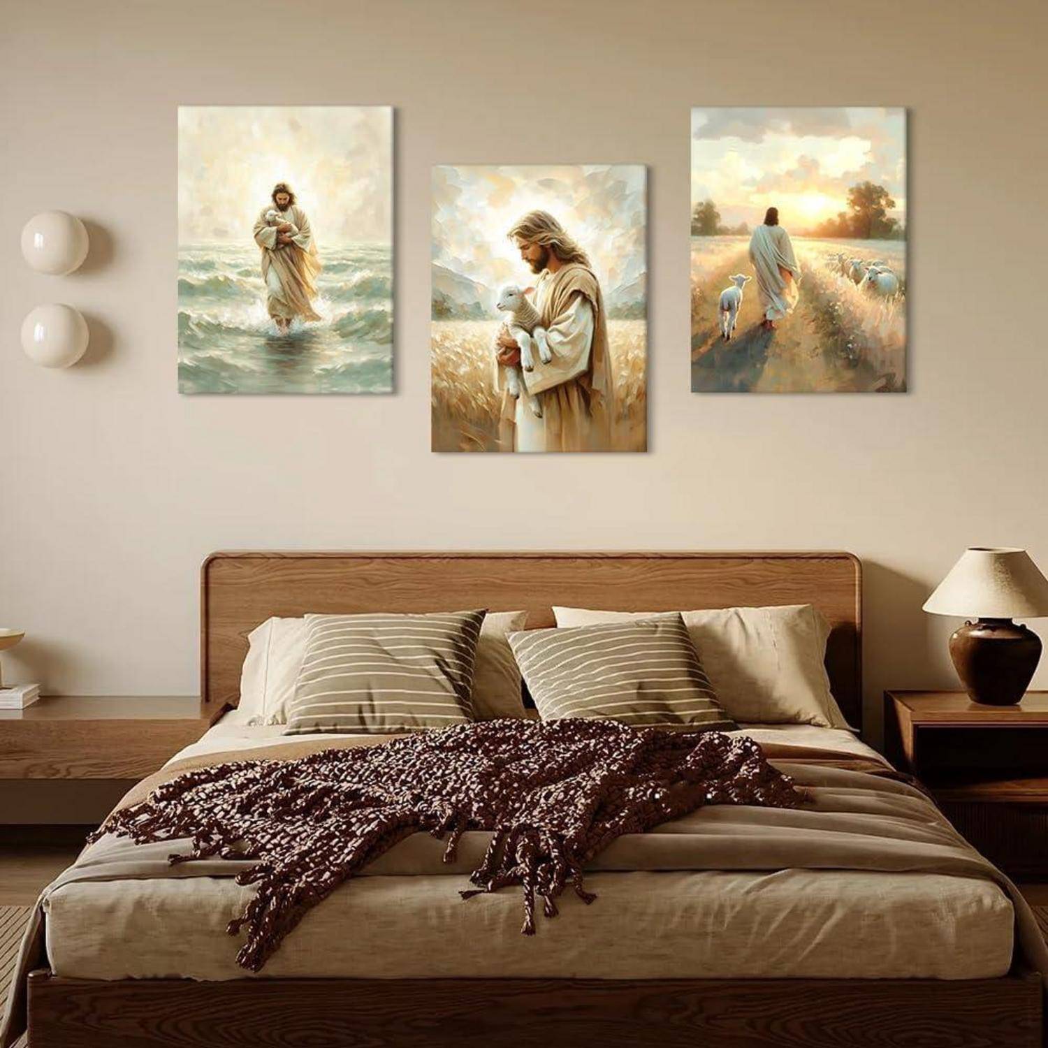Schlafzimmer mit einem Holzbett, neutraler Dekoration und drei religiösen Gemälden an der Wand: Jesus, der auf Wasser wandelt, einen Lamm tragend und Schafe hütend.