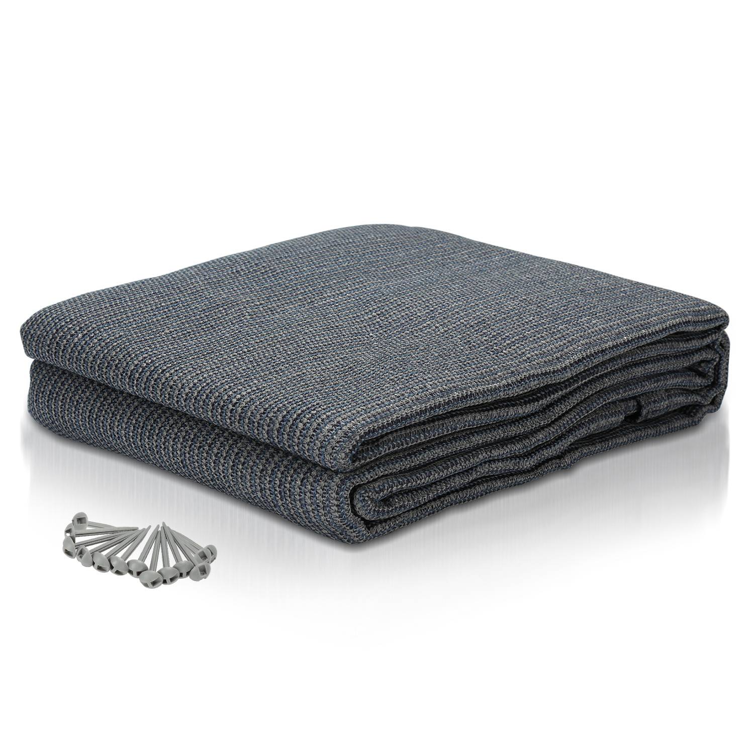 Eine gefaltete graue Outdoordecke und ein Satz Heringe.