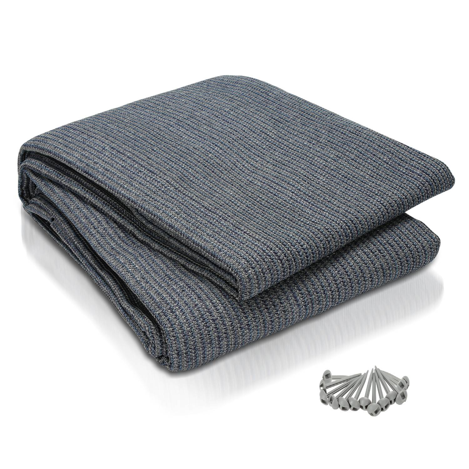 Eine gefaltete graue Möbelabdeckung aus gemustertem Stoff, mit einem Satz silberner Nägel daneben zum Befestigen.