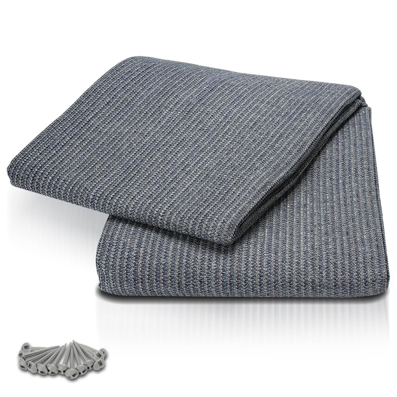 Eine gefaltete, strukturierte graue Decke mit einem dezenten gewebten Muster, versehen mit Metallclips an der Seite, was auf eine Verwendung im Freien hindeutet.