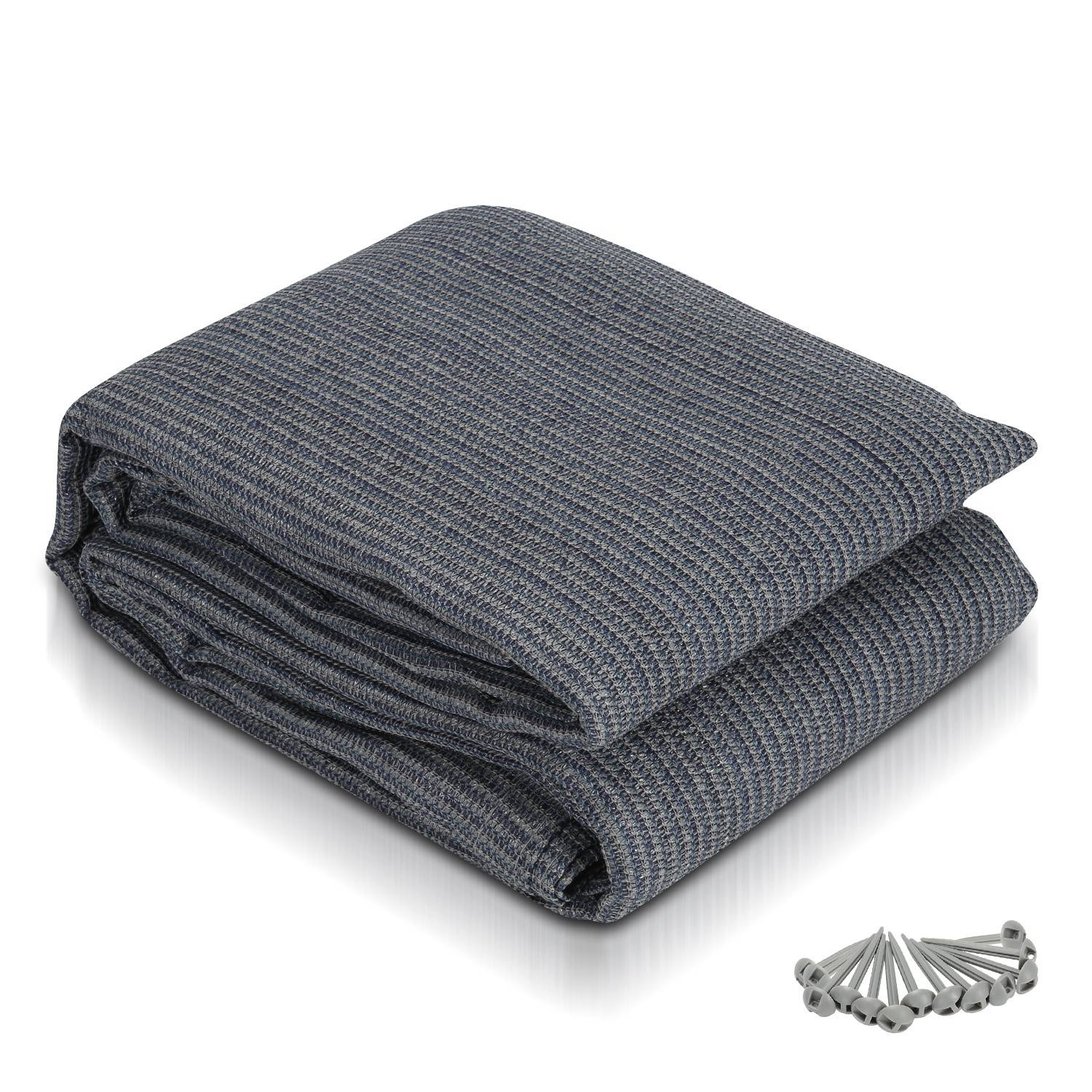 Gefaltetes dunkelgraues Outdoor-Schattengewebe mit einem texturierten Muster, begleitet von mehreren kleinen silbernen Klammern, wahrscheinlich zur Montage.