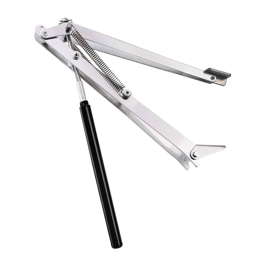 Wandmontierter Metall-Flaschenöffner mit schwarzem Griff, der entwickelt wurde, um Flaschendeckel mühelos zu entfernen. Verfügt über einen Federmechanismus für zusätzliche Hebelkraft.