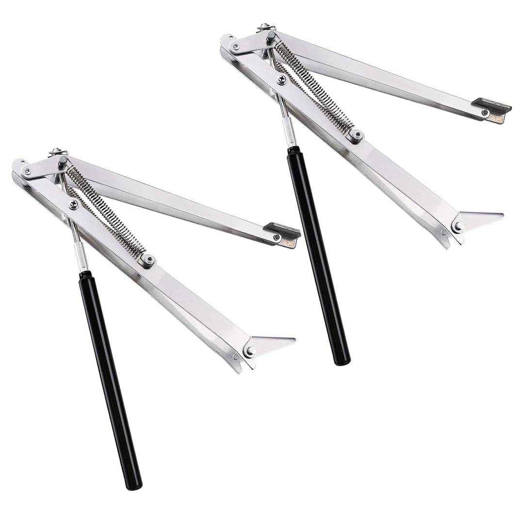 Zwei silberne Motorstützbügel für Boote mit Federn und schwarzen Griffen, die entwickelt wurden, um Außenbordmotoren während des Transports oder der Lagerung zu sichern.