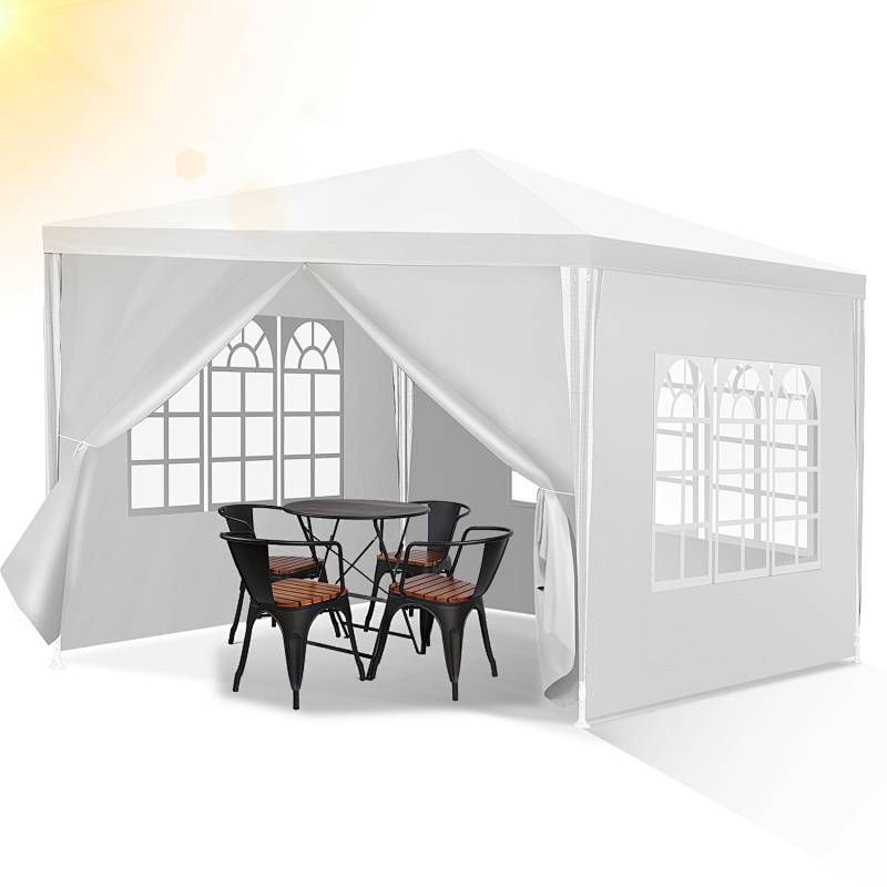 Ein weißes Outdoor-Zelt mit Fenstern an den Seiten beherbergt einen runden Tisch und vier schwarze Stühle mit gepolsterten Sitzen und deutet auf einen gemütlichen Treffpunkt hin.