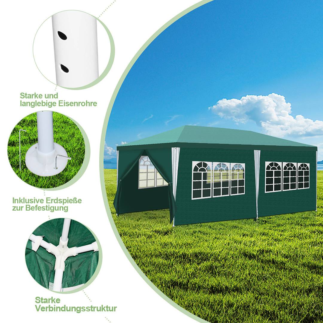 Ein großes, grünes Outdoor-Zelt, das auf Gras unter einem blauen Himmel mit Wolken aufgebaut ist. Einschübe zeigen Metallstangen, Heringe und Verbindungsstruktur.