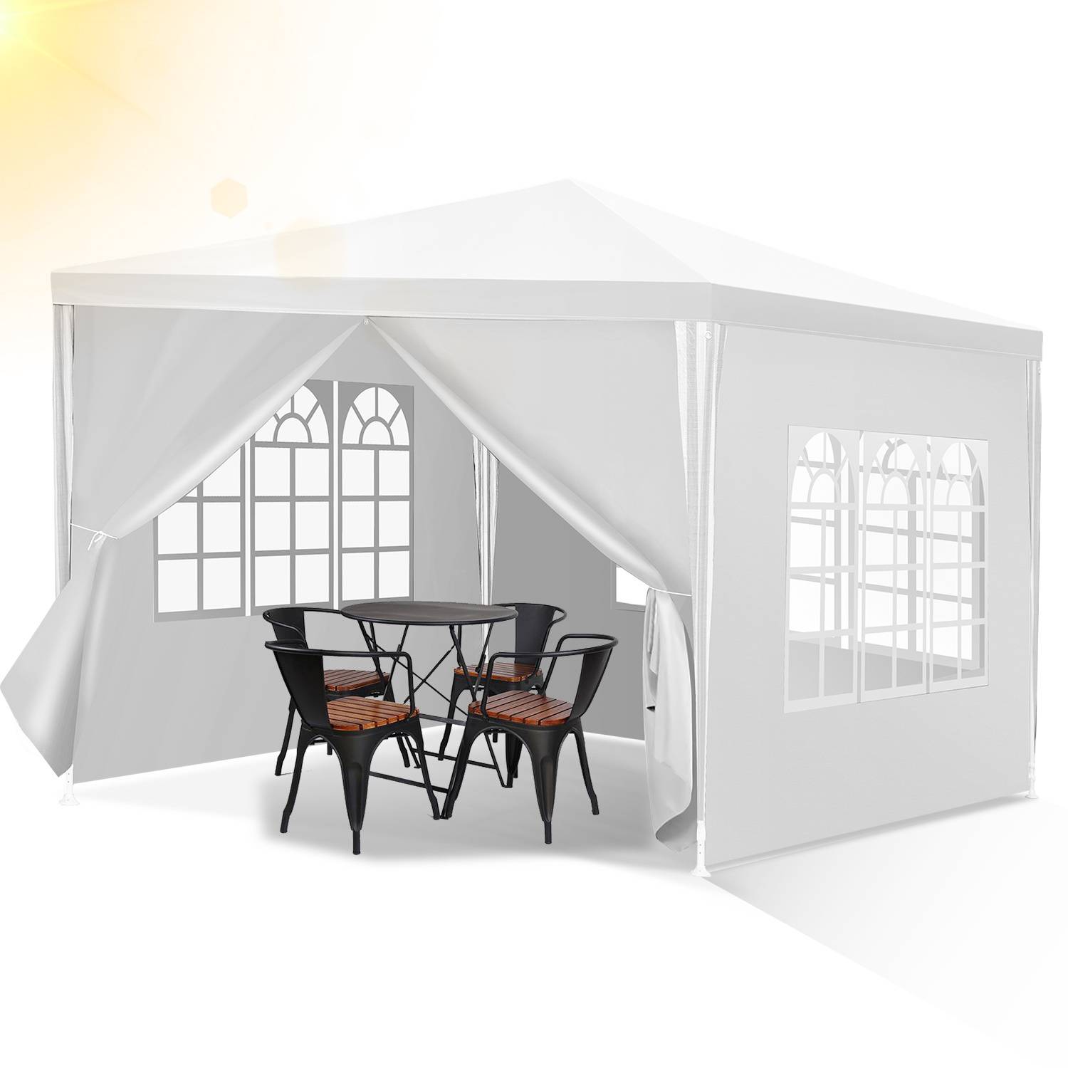Ein weißer Outdoor-Pavillon mit offenen Seiten und dekorativen Fenstern enthält einen runden Tisch und vier Stühle. Sonnenlicht scheint in die Ecke.
