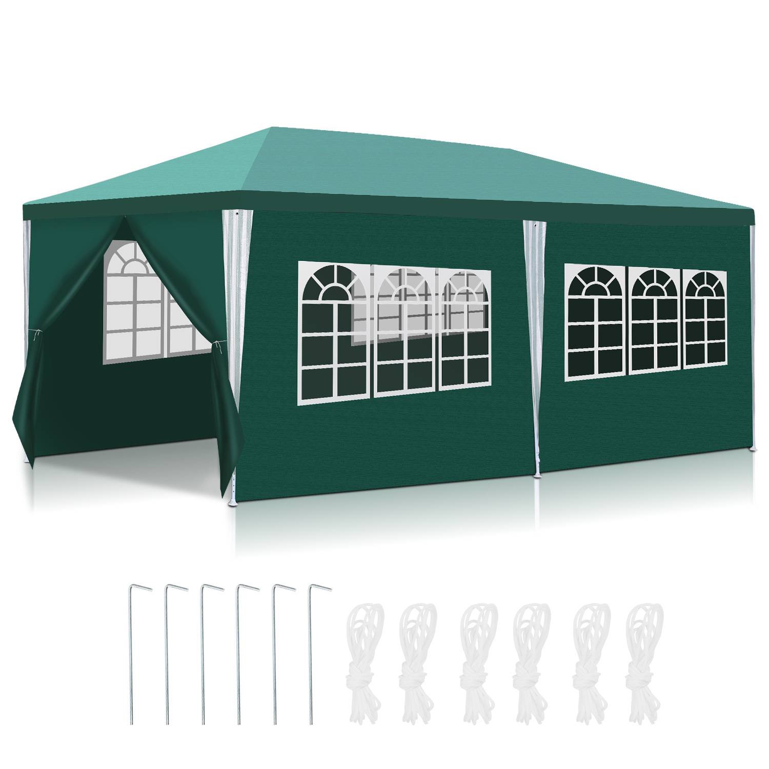 Ein großes grünes Outdoor-Zelt mit weißen Fensterpaneelen und offener Eingangstür. Inklusive Heringe und Seilen für den Aufbau. Geeignet für Veranstaltungen.