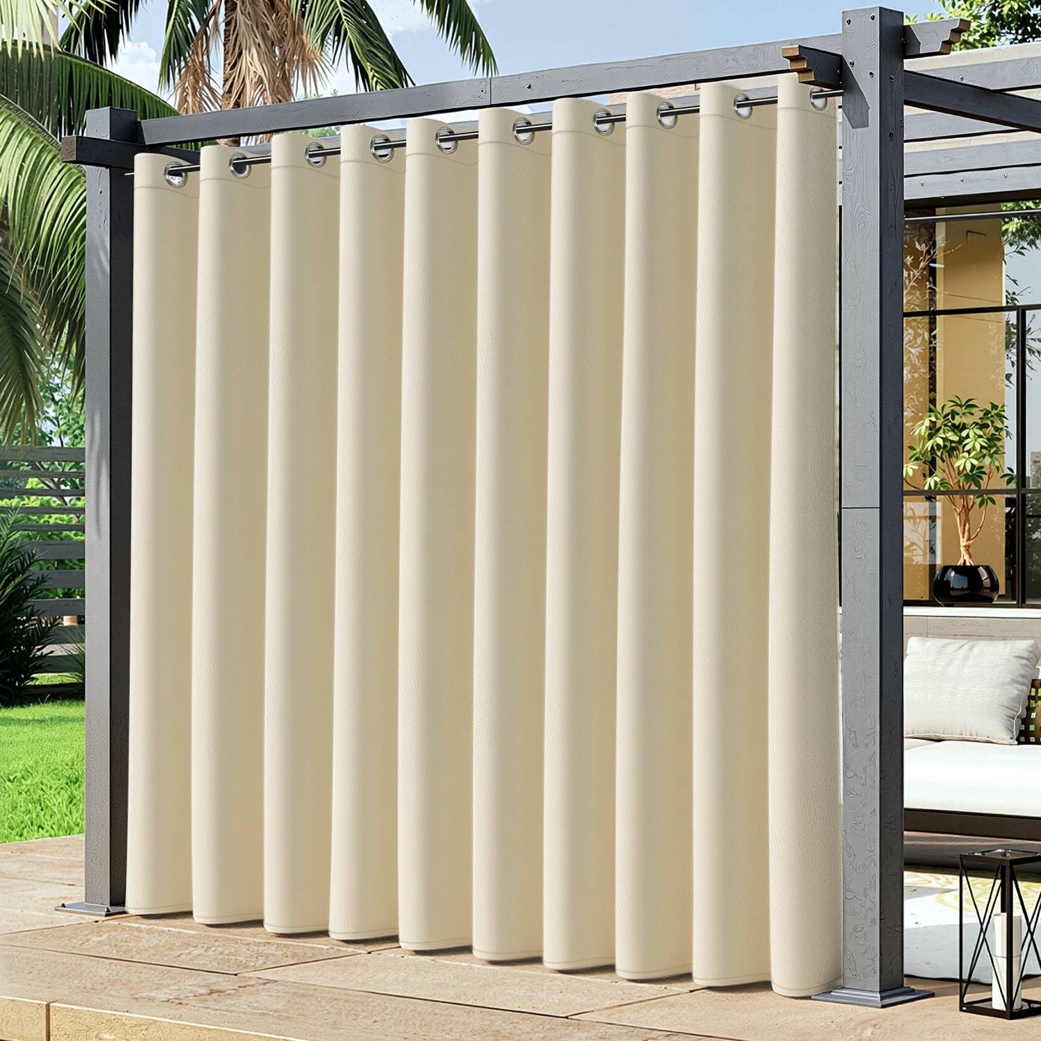 Eine Pergola mit beigen Vorhängen, die teilweise geöffnet sind, aufgebaut in einem sonnigen Außenbereich mit Palmen im Hintergrund.