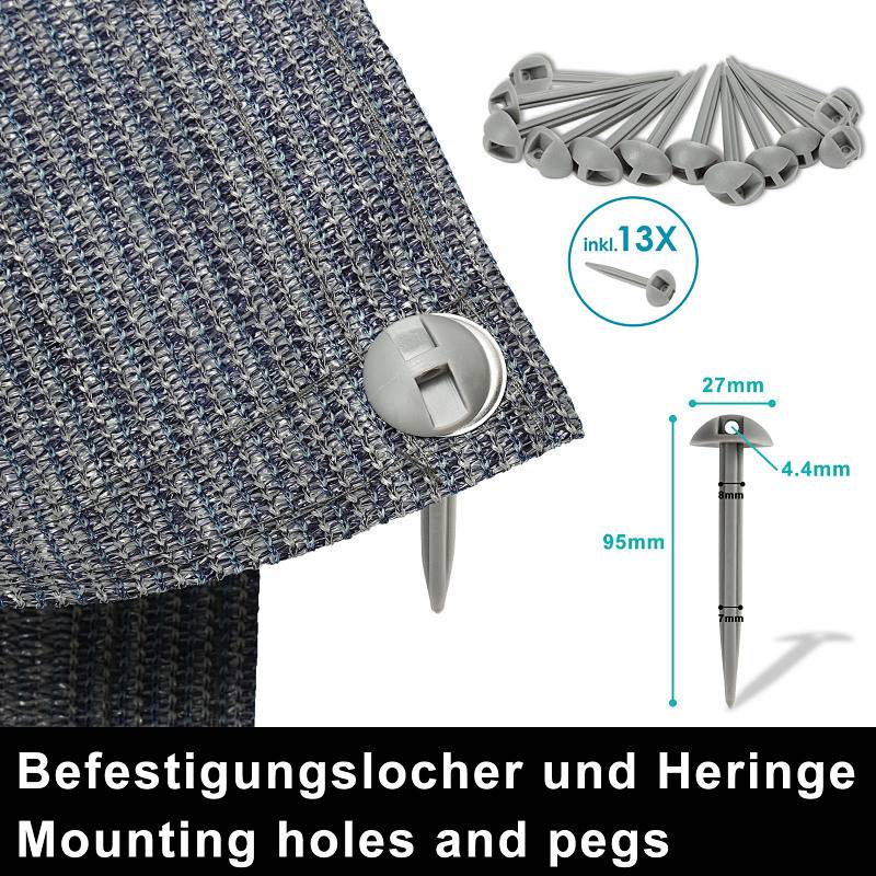 Eine Nahaufnahme eines Gewebes mit einem Befestigungsloch und einem eingesetzten Hering. Eine Illustration zeigt die Abmessungen des Heringe und eine Gruppe von 13 Heringen in der Ecke. ‚Befestigungslöcher und Heringe Mounting holes and pegs' am unteren Rand.