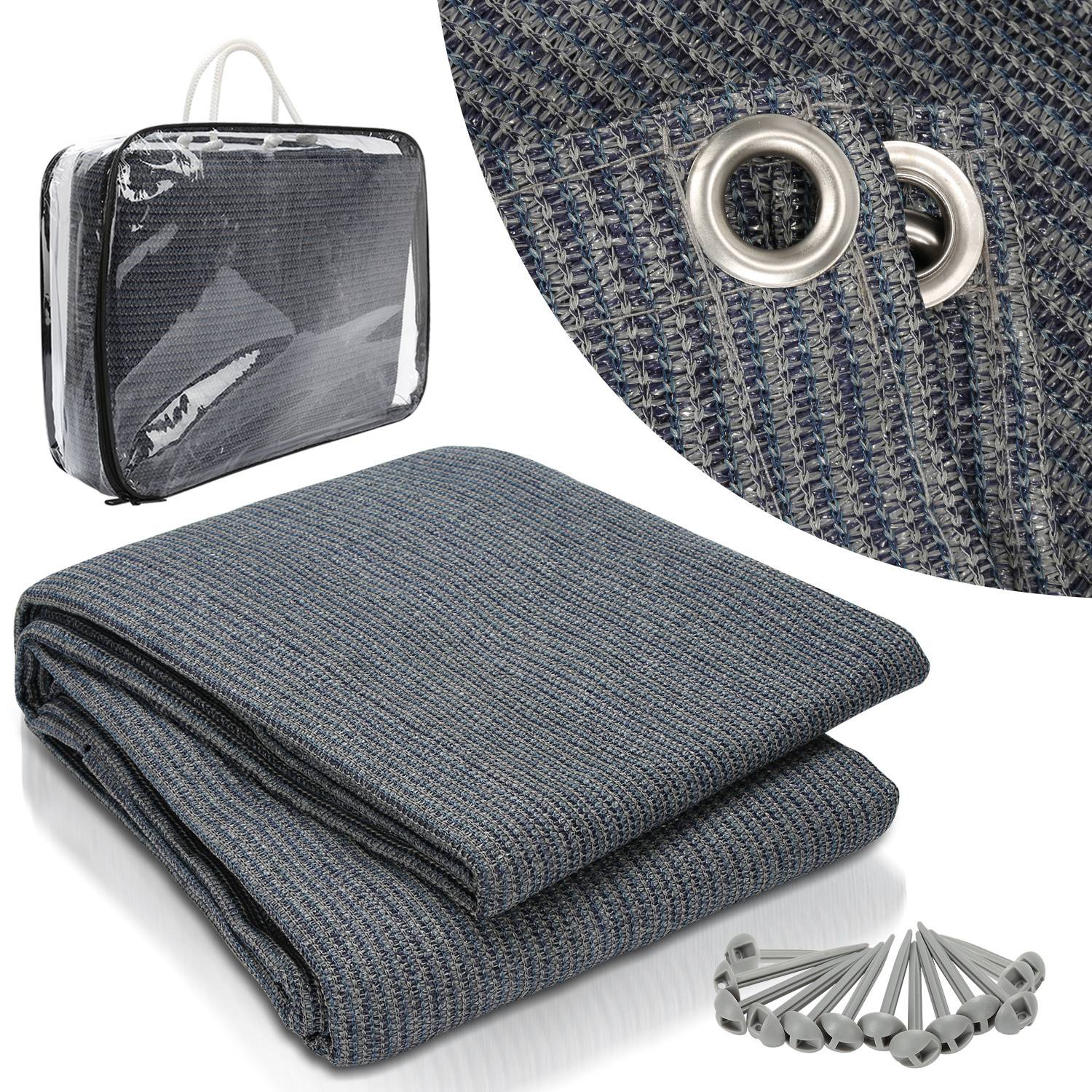 Eine gefaltete blau-graue Campingplane mit Metallösen und einem Satz Heringe, verpackt in einer durchsichtigen Hülle. Ideal für den Outdoor-Einsatz.