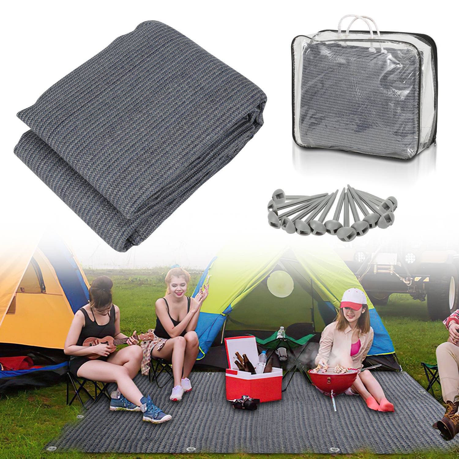 Menschen sitzen auf einer Zeltmatte im Freien, wobei Heringe und eine Tragetasche darüber zu sehen sind. Das Bild zeigt die Verwendung der Matte beim Camping.