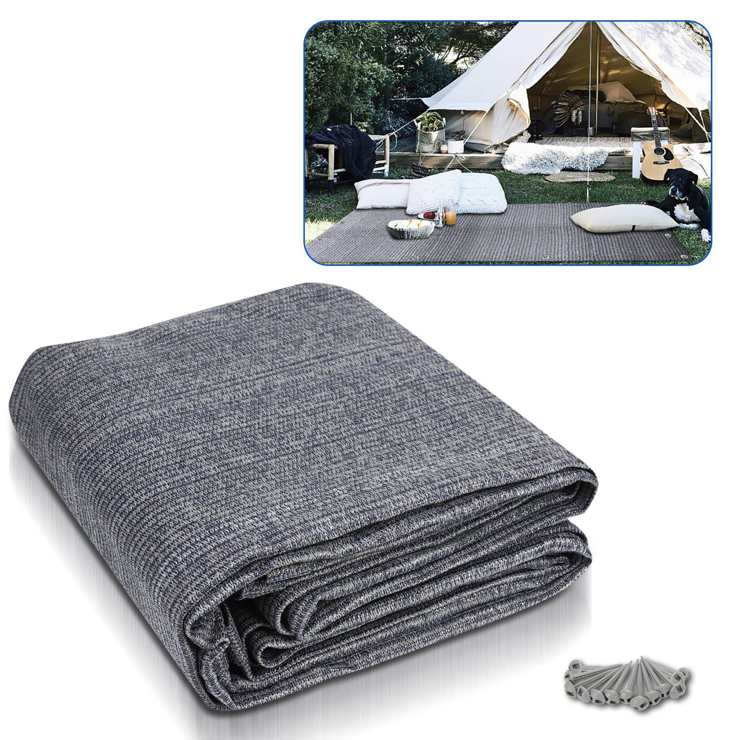 Faltbarer Outdoor-Teppich in Grau, dargestellt in einem Campingaufbau unter einem Zelt mit Kissen und einem Hund, konzipiert für Komfort und Vielseitigkeit.