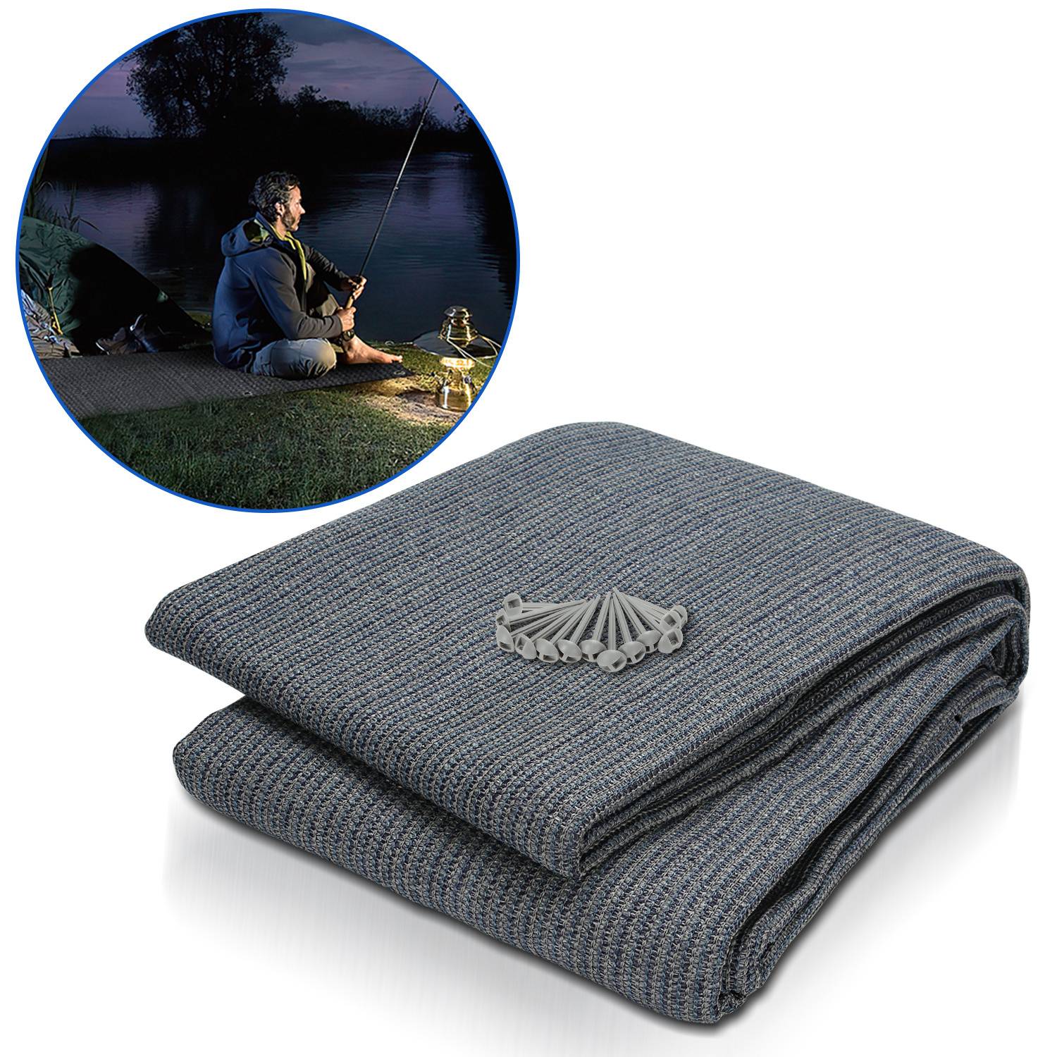 Eine graue Outdoor-Decke, ordentlich gefaltet, mit einem Bündel Heringe obenauf. Eingesetztes Bild zeigt eine Person, die nachts an einem See angelt.