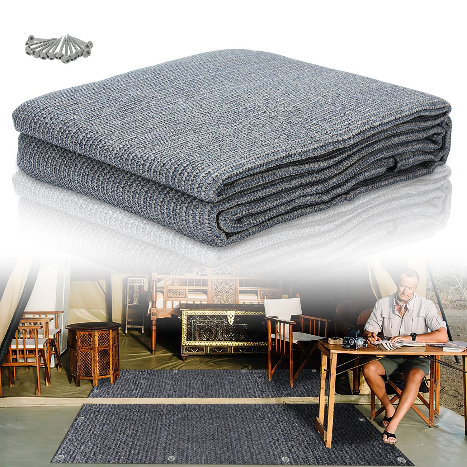 Campingmatte im Freien, die unter einem Zelt ausgebreitet und separat zusammengerollt dargestellt wird. Eine Person sitzt auf einem Stuhl neben der Matte an einem Tisch.