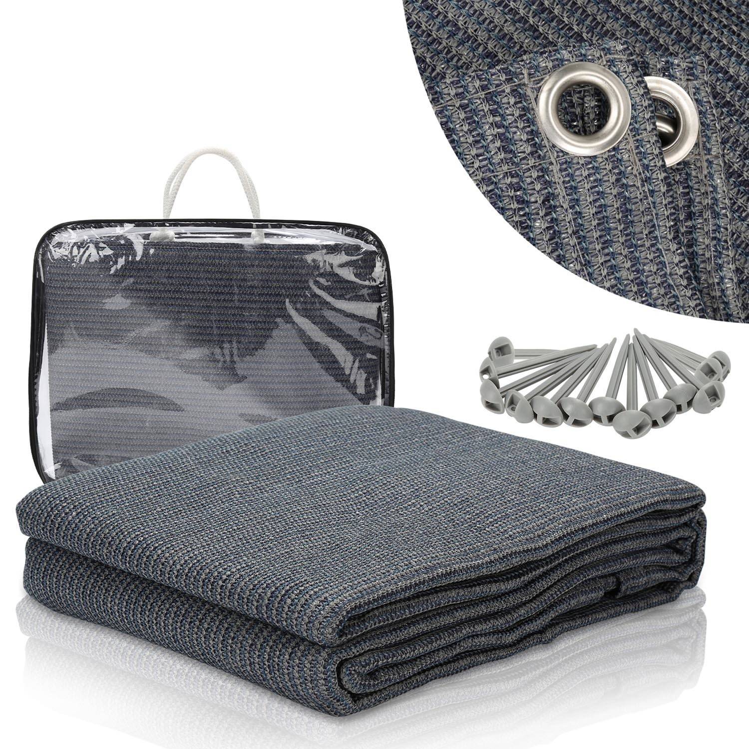 Gefalteter grauer Outdoor-Sonnensegel mit Ösen, gezeigt mit Tragetasche und einem Set Metallheringe, was auf Transportierbarkeit und einfache Montage hinweist.