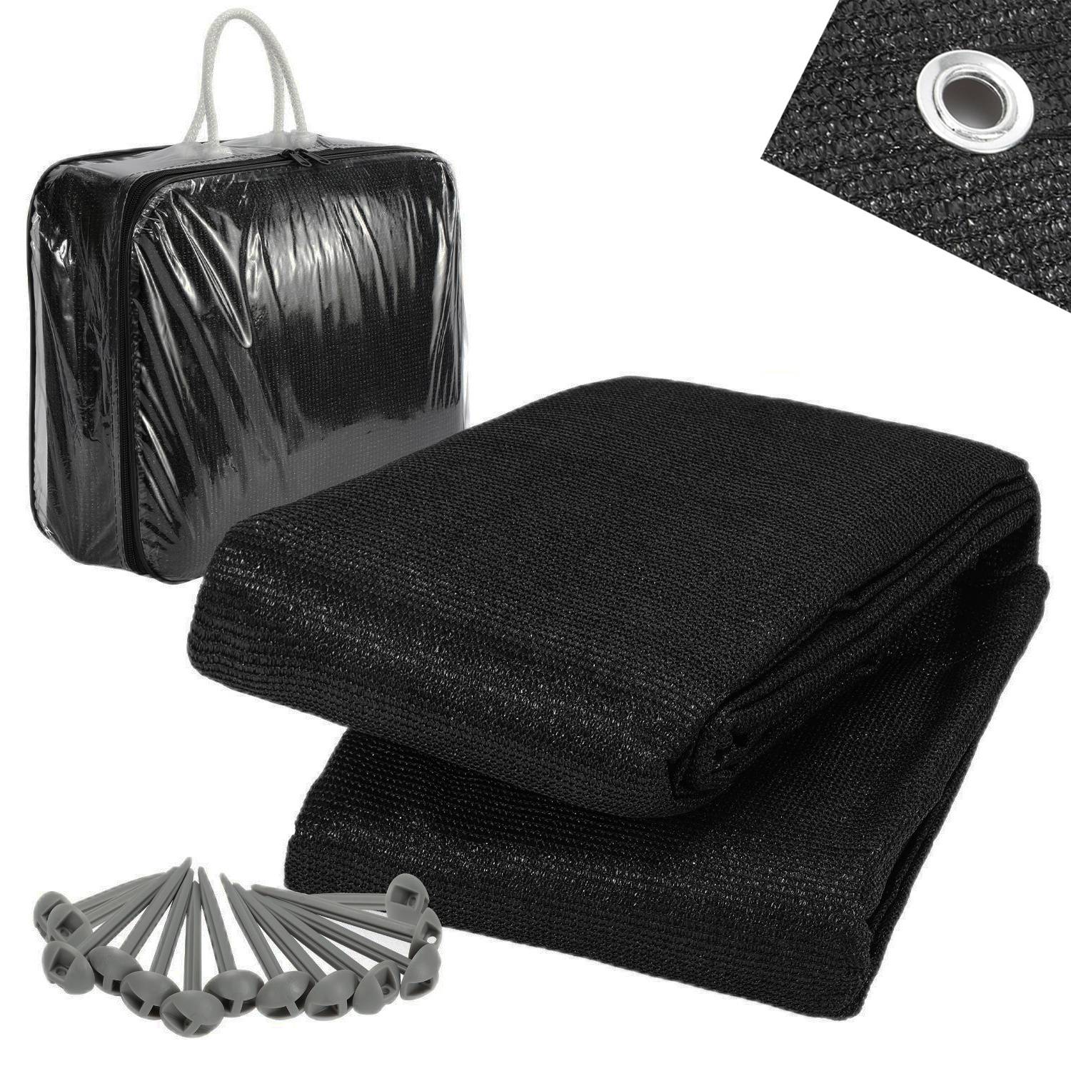 Ein schwarzes Sonnenschutztuch-Paket enthält gefaltetes Tuch, eine Tragetasche und einen Satz von Befestigungsösen und Heringe.