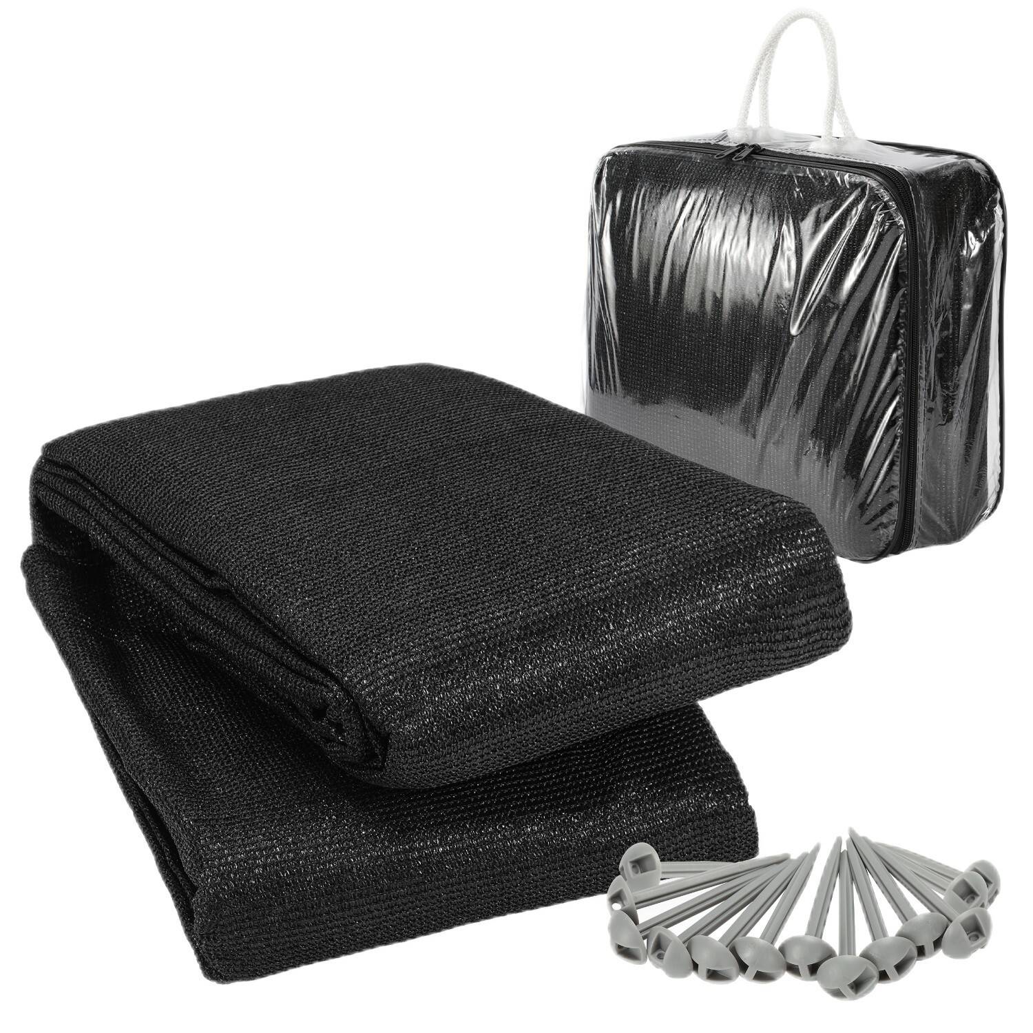 Schwarzes Schattengewebe gefaltet; Verpackung mit weißen Griffen; Metallpflöcke im Lieferumfang enthalten.