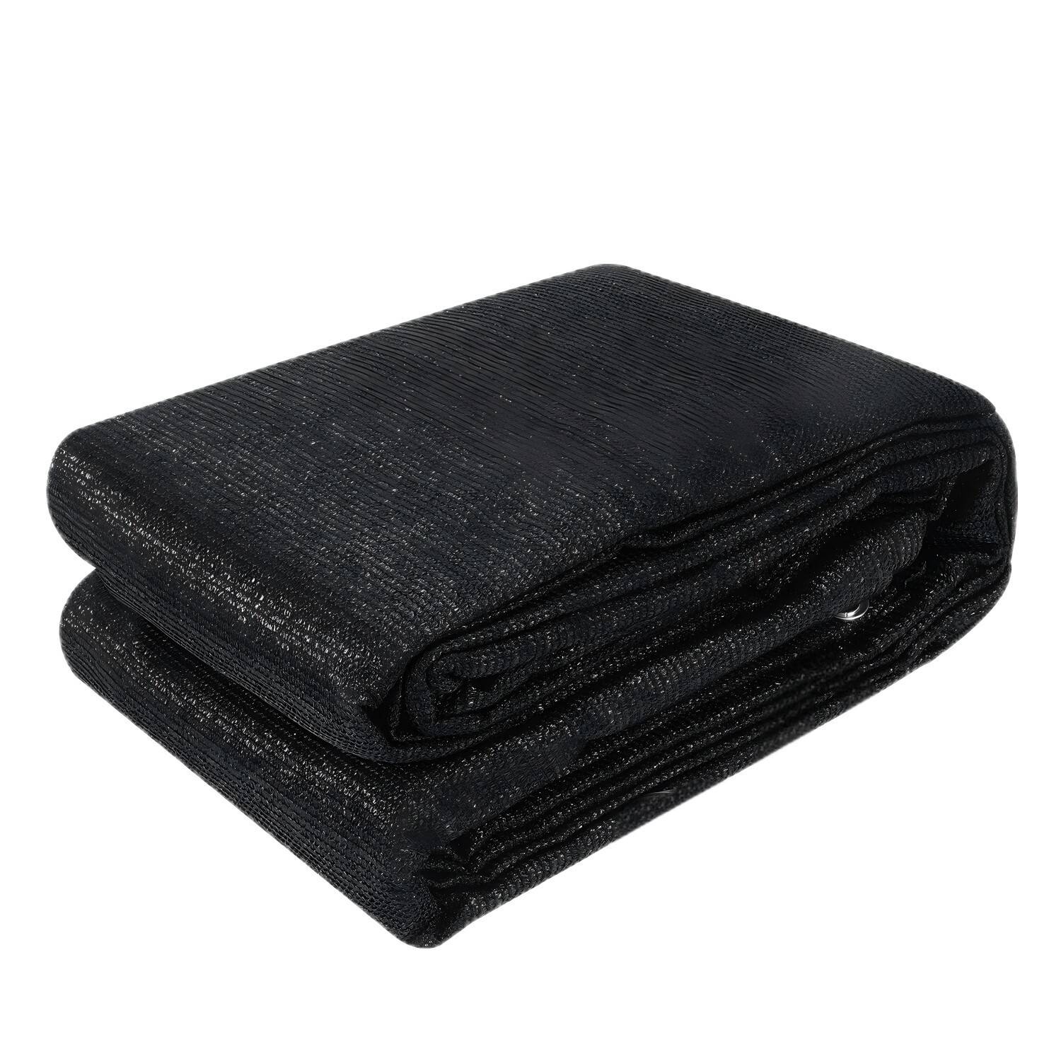 Ein ordentlich gefaltetes schwarzes Maschenstoff, wahrscheinlich zur Beschattung oder Abdeckung verwendet, wird auf einem weißen Hintergrund präsentiert.