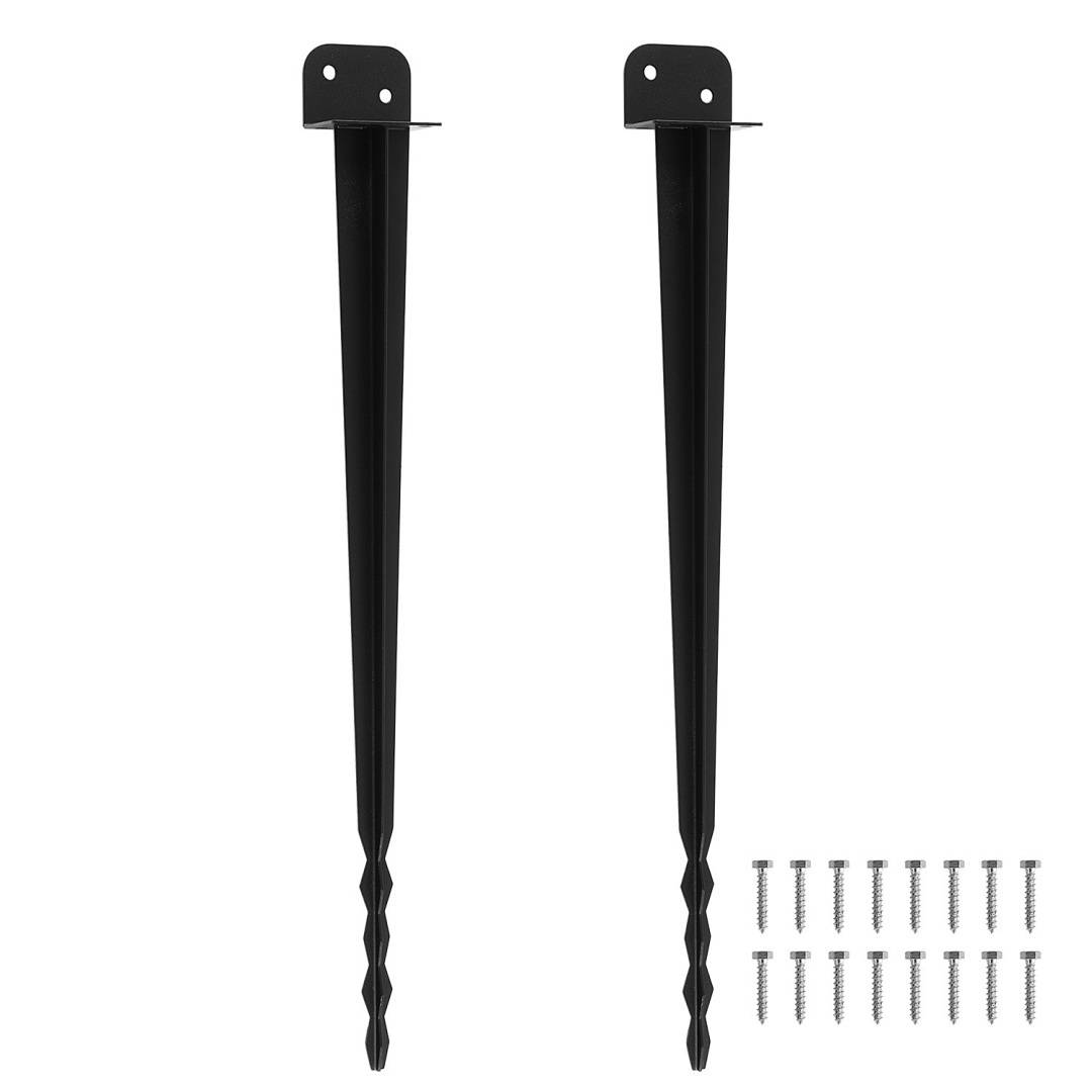 Zwei schwarze Metallbodenverankerungen mit Schraubenenden neben 16 silbernen Schrauben, wahrscheinlich zur Befestigung von Außenstrukturen oder Zäunen verwendet.