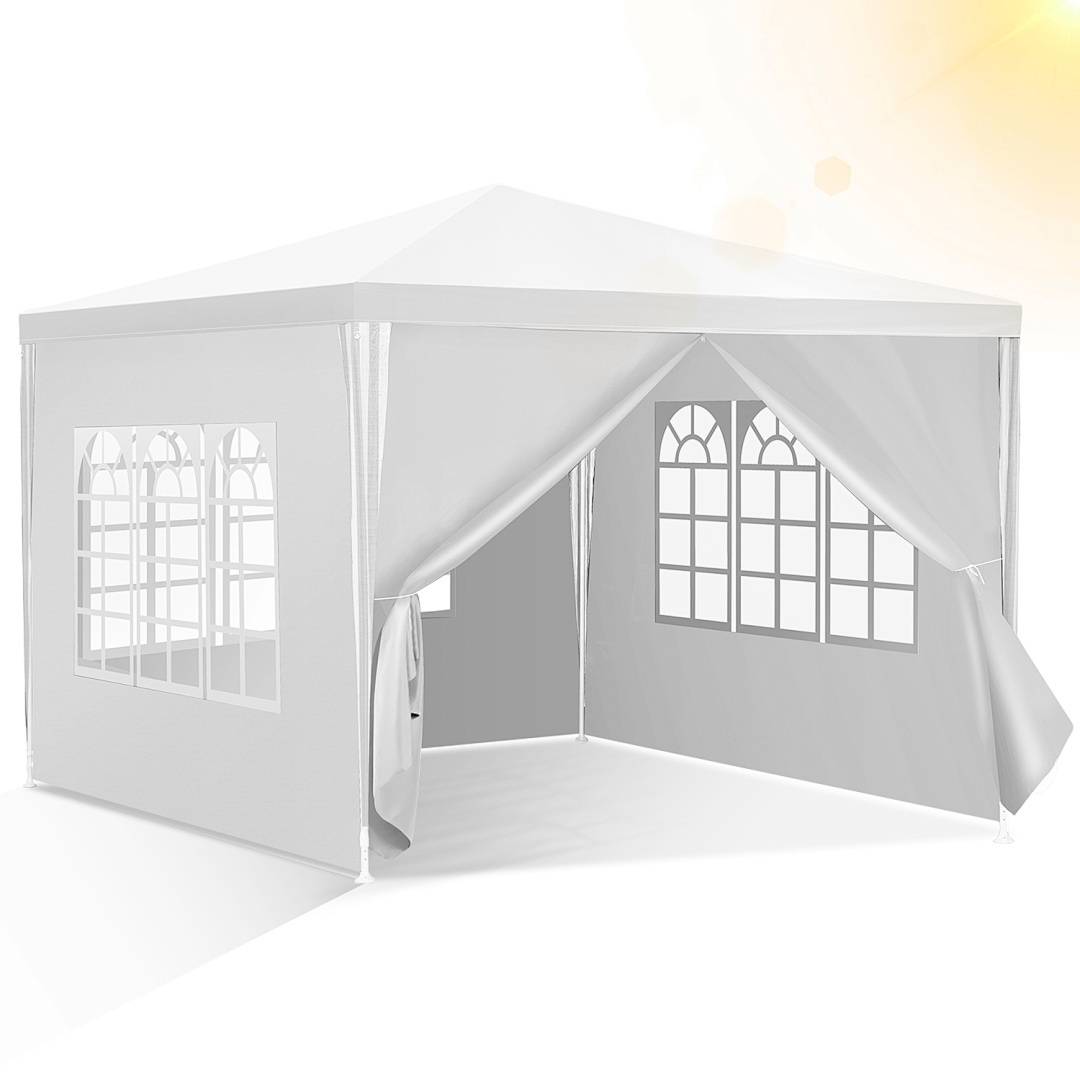 Ein weißes Outdoor-Pavillonzelt mit offenen Seiten und fenstermusterartigen Paneelen, aufgebaut unter einem sonnigen Himmel. Es ist für Veranstaltungen oder Zusammenkünfte konzipiert.