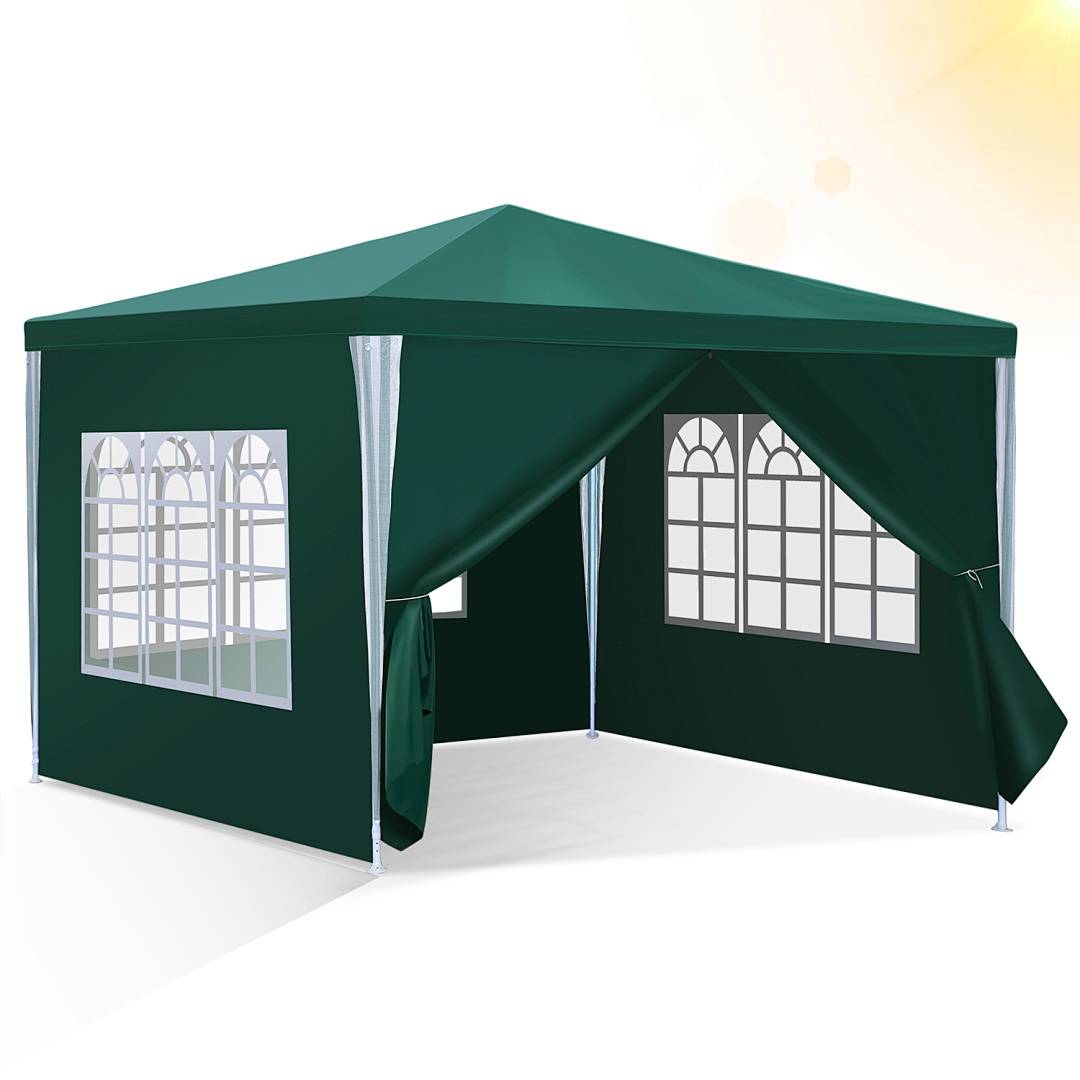 Ein grünes Outdoor-Pavillonzelt mit geschlossenen Seitenwänden, die Fensterdesigns aufweisen, und einem Eingangspaneel, das offengebunden ist, aufgestellt auf einer ebenen Fläche.