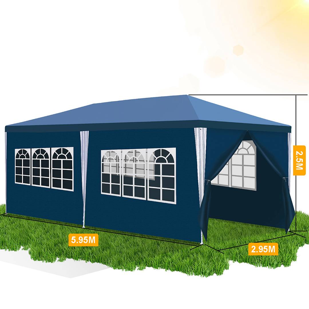 Ein blauer Outdoor-Partyzelt mit weißen Fenstern und Vorhängen, 5,95 Meter breit, 2,95 Meter tief und 2,5 Meter hoch, auf Gras aufgestellt.