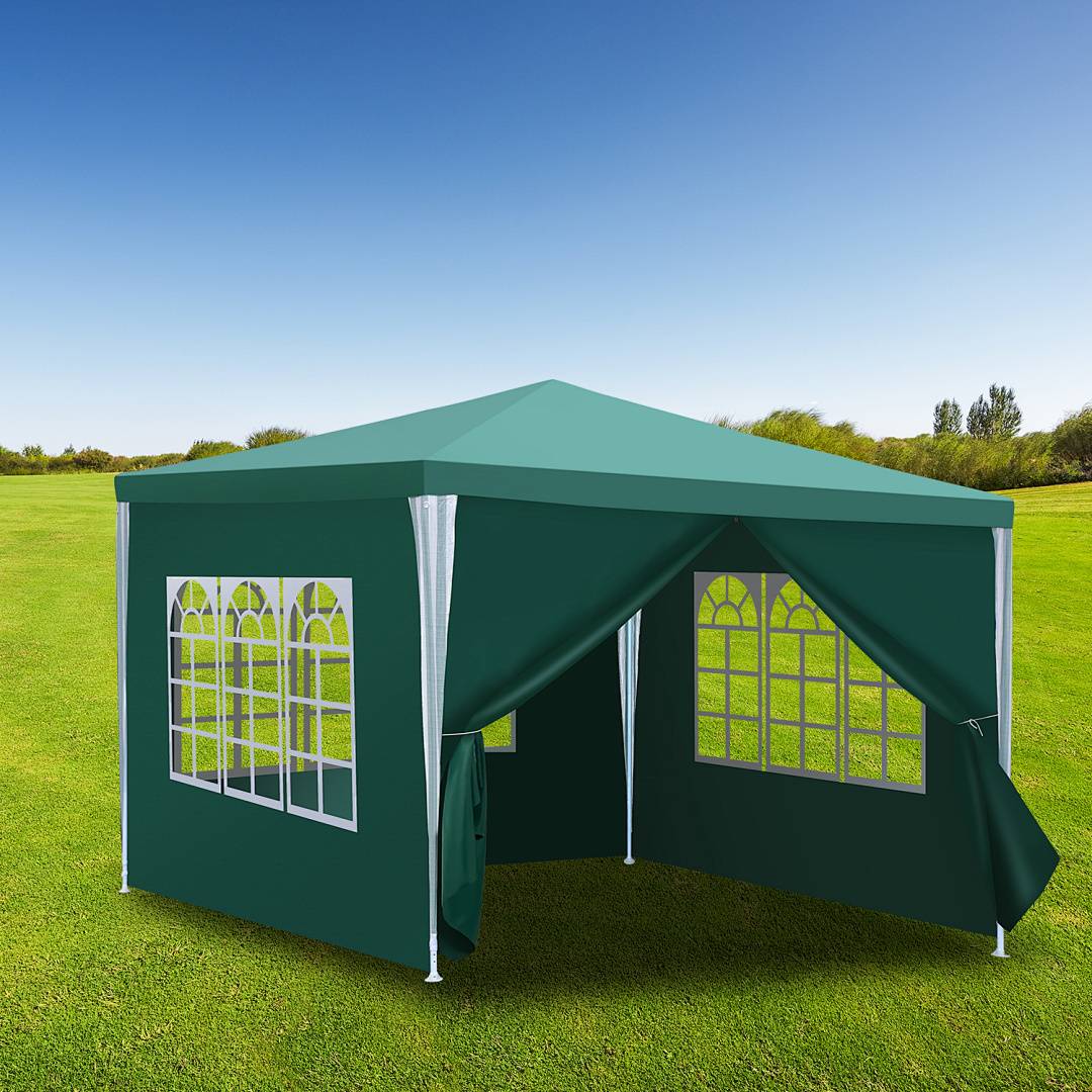 Ein grünes Outdoor-Pavillon-Zelt mit weißen Fenstermotiven steht auf einer Wiese und bietet schattigen Raum für Veranstaltungen oder Zusammenkünfte.