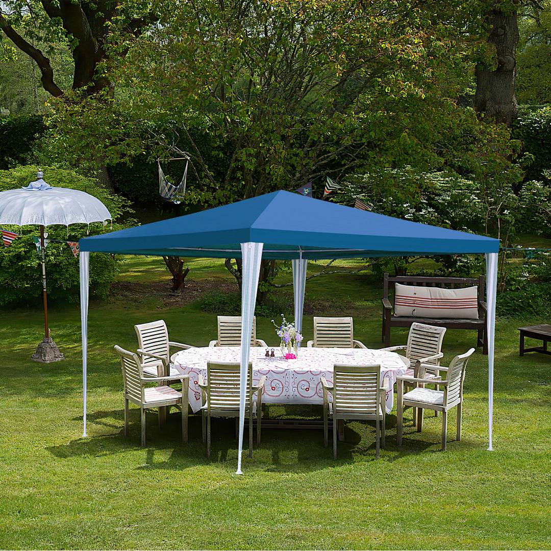 Ein blauer Baldachin bedeckt einen runden Tisch, der mit Geschirr gedeckt und von Stühlen umgeben ist in einem Garten. Bäume und Gartenmöbel sind im Hintergrund sichtbar.