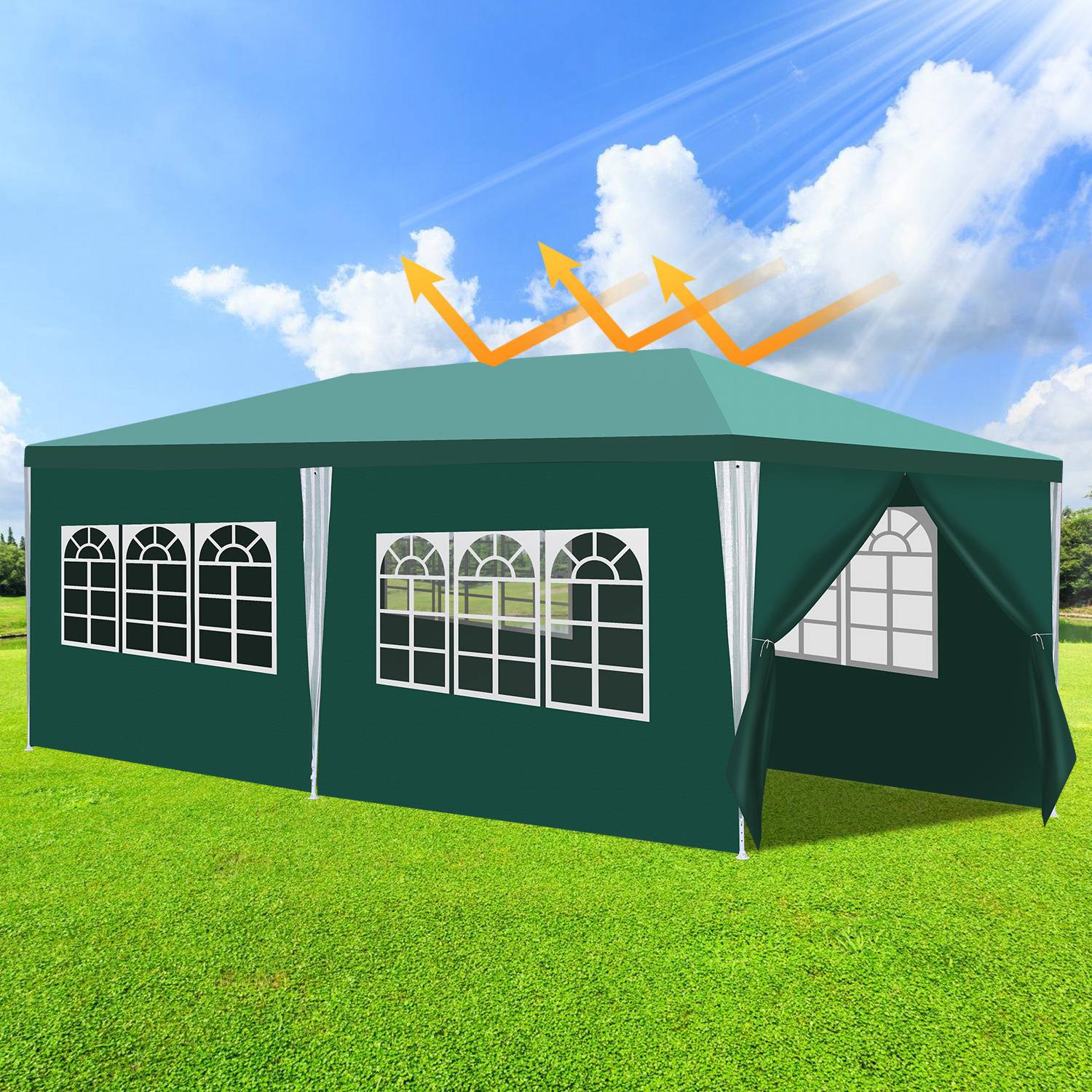 Ein grünes Outdoor-Zelt auf Gras mit Seitenfenstern und orangefarbenen Pfeilen, die UV-Schutz anzeigen, unter einem blauen Himmel mit Wolken.