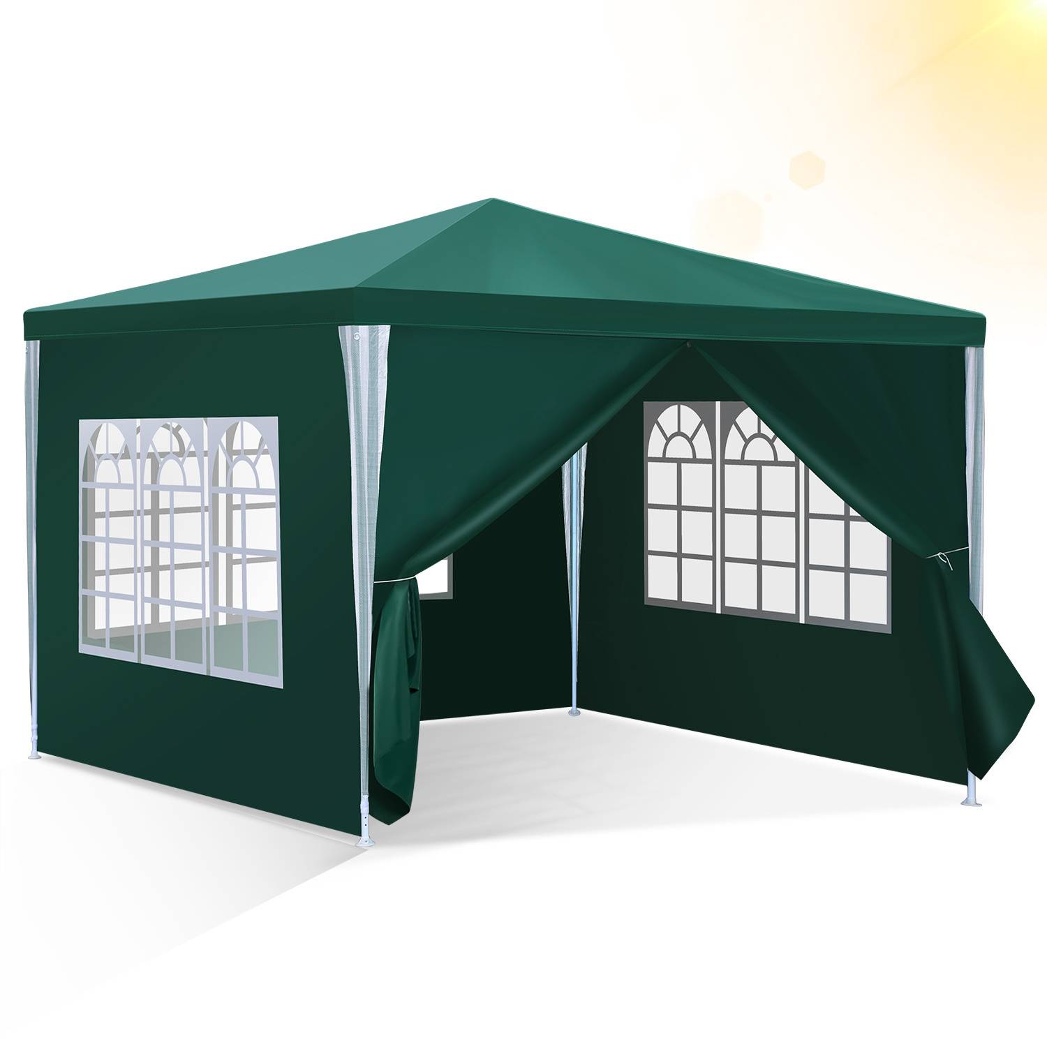 Ein grünes Outdoor-Pavillon-Zelt mit weißgerahmten Fenstern und einem offenen Eingang, aufgestellt unter einem sonnigen Himmel.