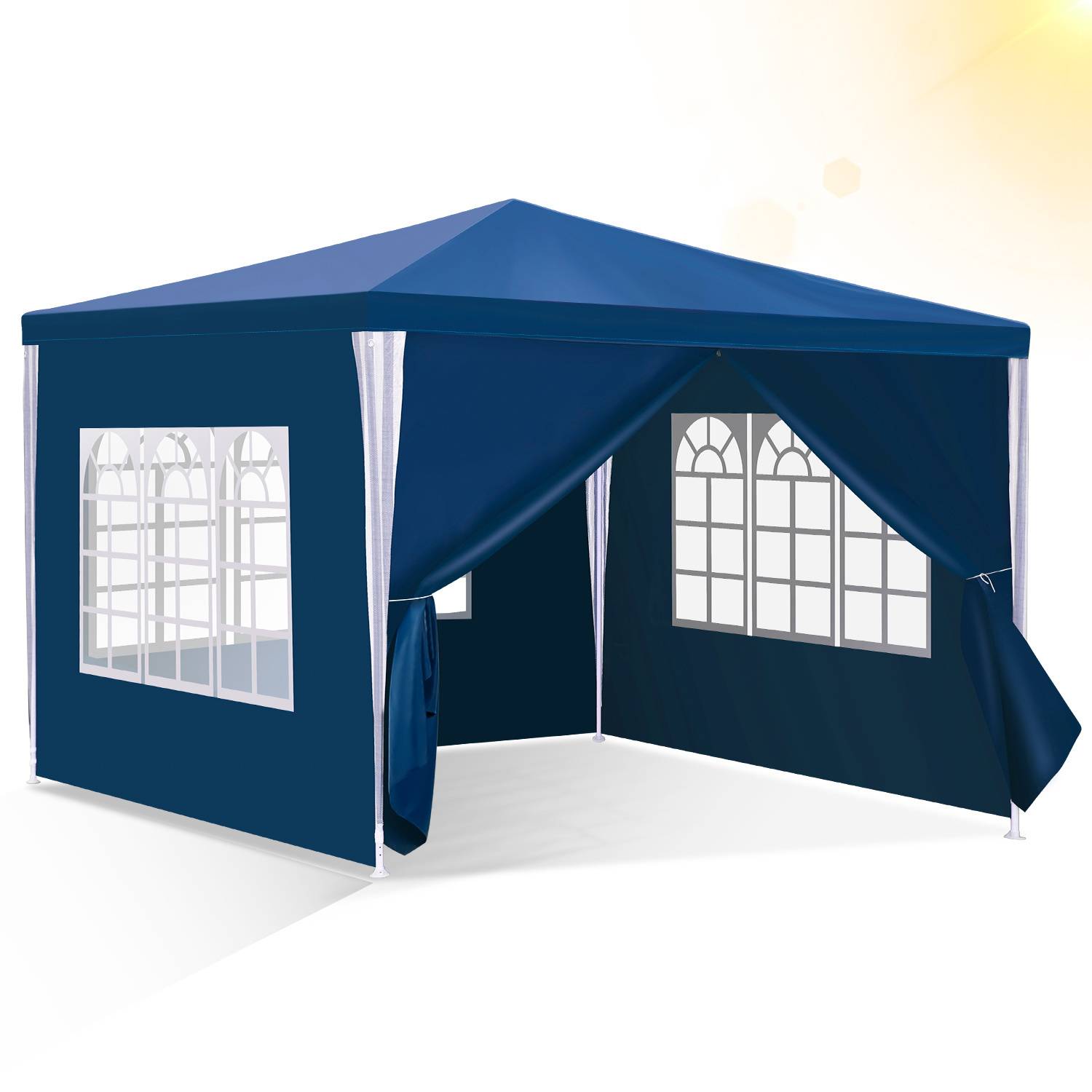 Blaues Outdoor-Zelt mit drei Fensternwänden und einem offenen Eingang, das an einem sonnigen Tag aufgestellt ist.