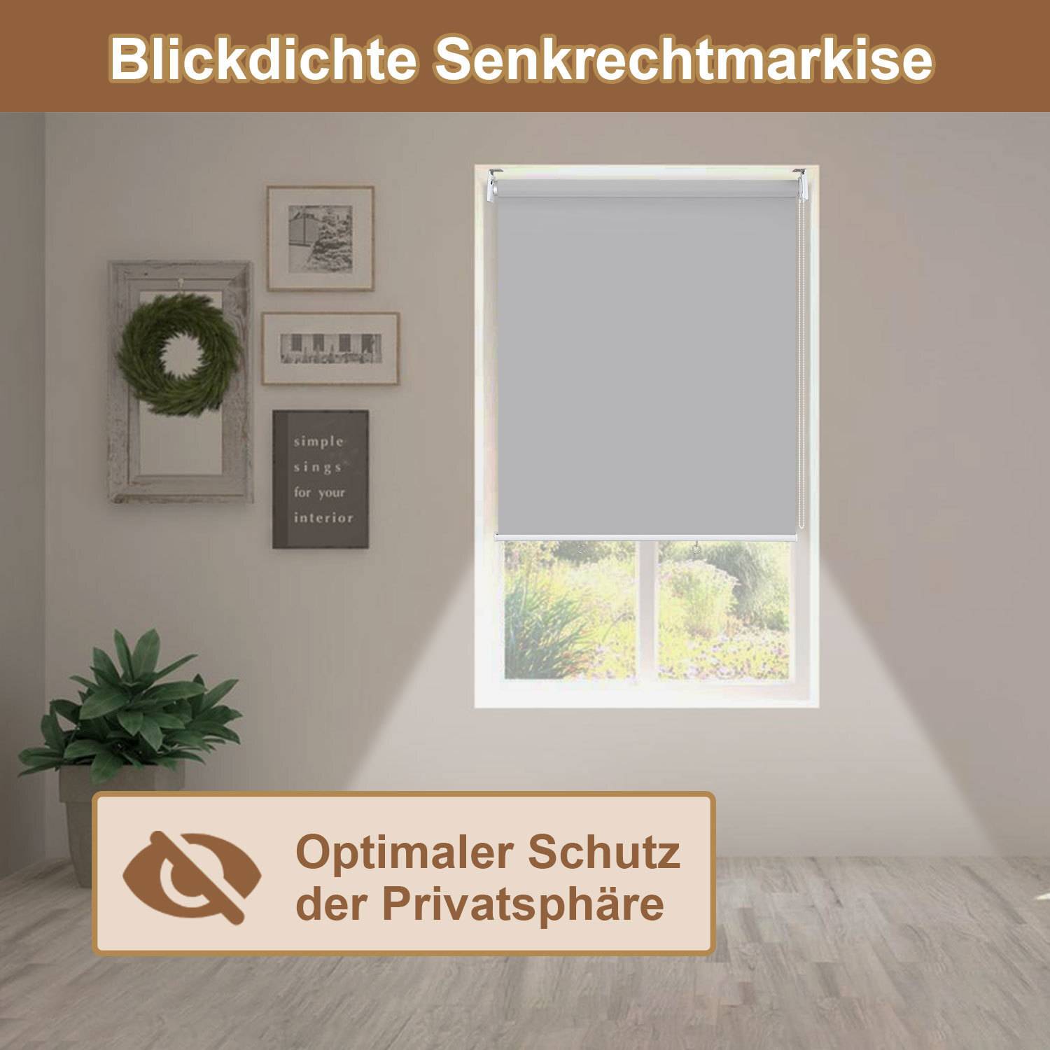 Blickdichte Senkrechtmarkise' über einem Fenster mit einem geschlossenen hellgrauen Vorhang, Pflanze und Bilderrahmen. Text: 'Optimaler Schutz der Privatsphäre'.