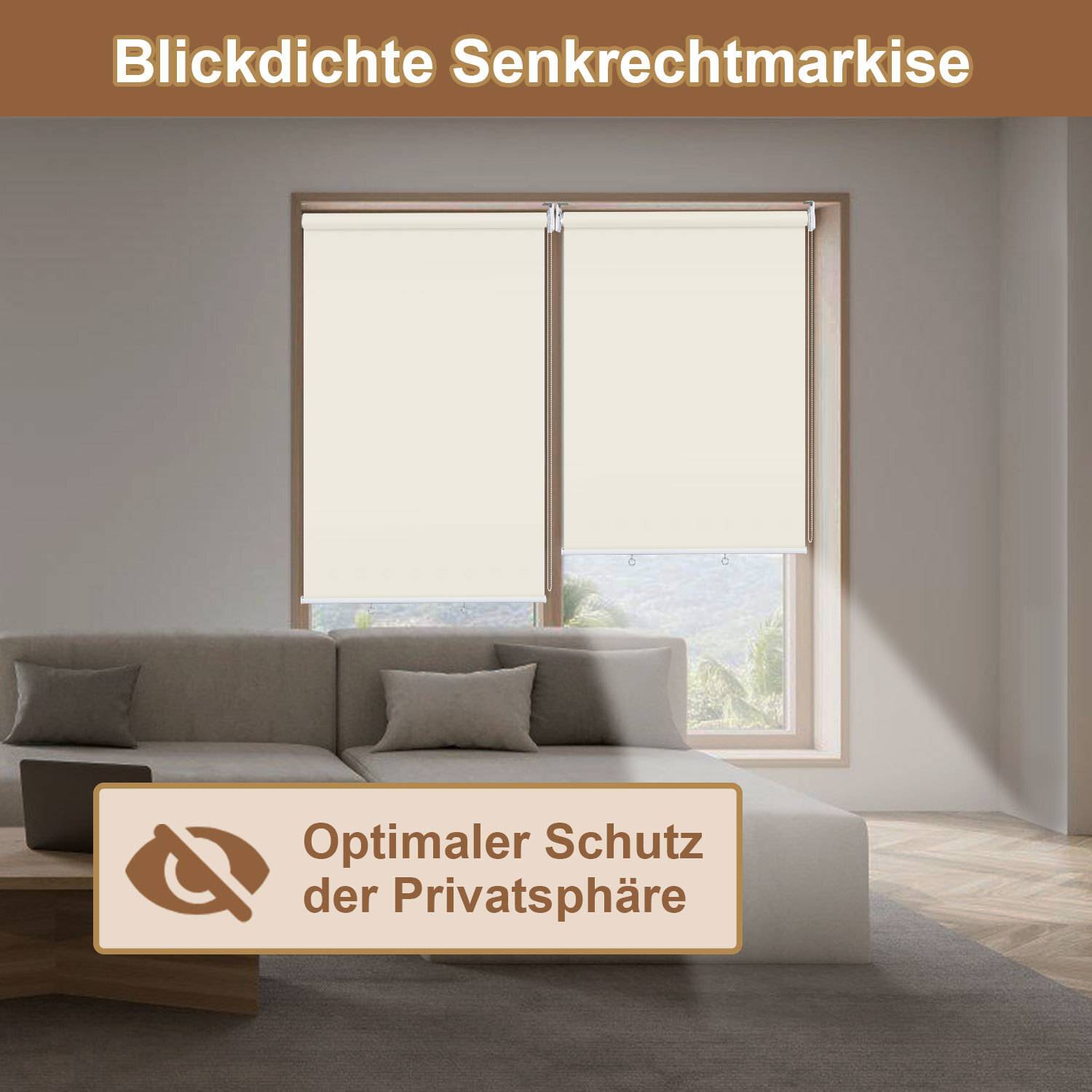 Lichtundurchlässige Vertikalmarkise' über einem Wohnzimmer mit zwei geschlossenen Jalousien an den Fenstern. Couch unter den Fenstern. Beschriftung: 'Optimaler Schutz der Privatsphäre.