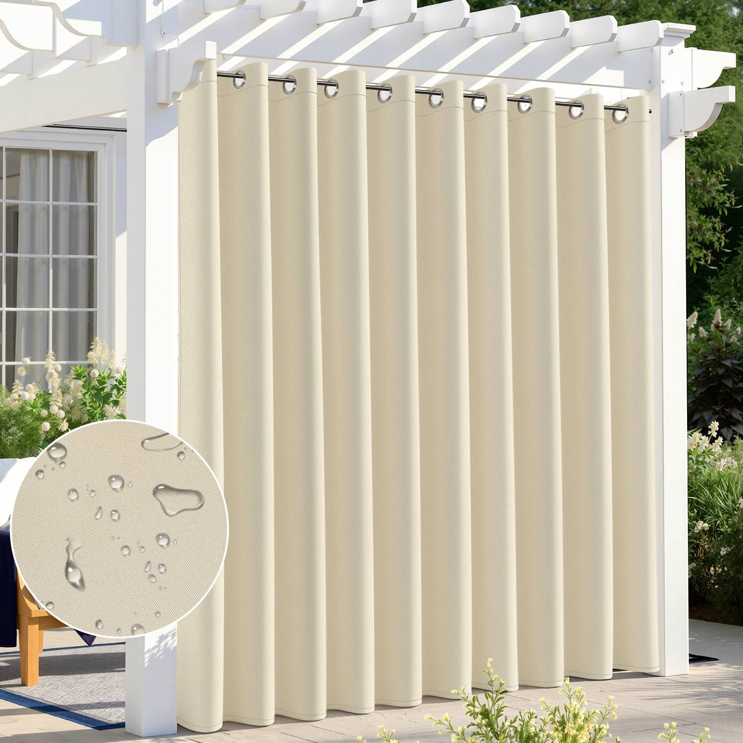 Beige Outdoor-Vorhänge hängen an einer Pergola, mit einem Ausschnitt, der Wassertropfen auf dem Stoff aus der Nähe zeigt und damit die Wasserabweisende Eigenschaft verdeutlicht.