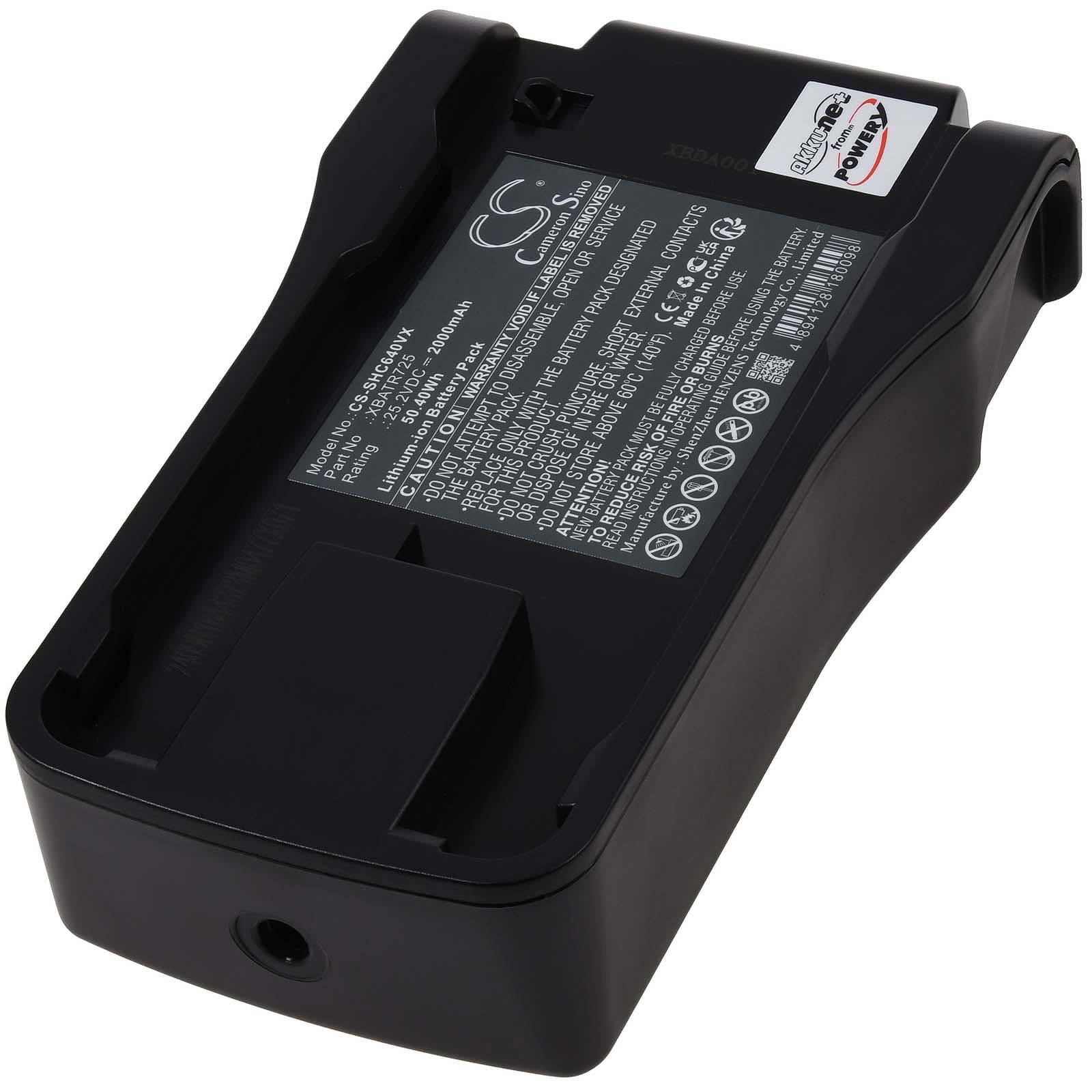 Ein schwarzer Batteriehalter mit verschiedenen Texten und Symbolen auf einem Etikett, einschließlich Sicherheitssymbolen und Recyclinginformationen.