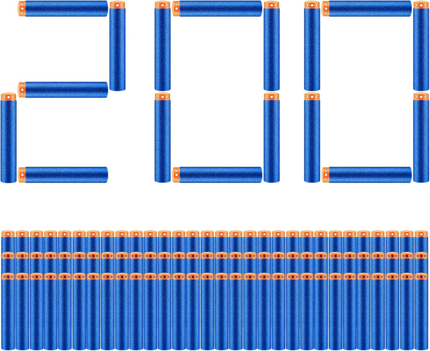 Das Bild zeigt Reihen von blauen und orangefarbenen AA-Batterien, die die Zahlen '2021' bilden, mit einer zweiten Reihe von weiter ausgerichteten Batterien darunter.
